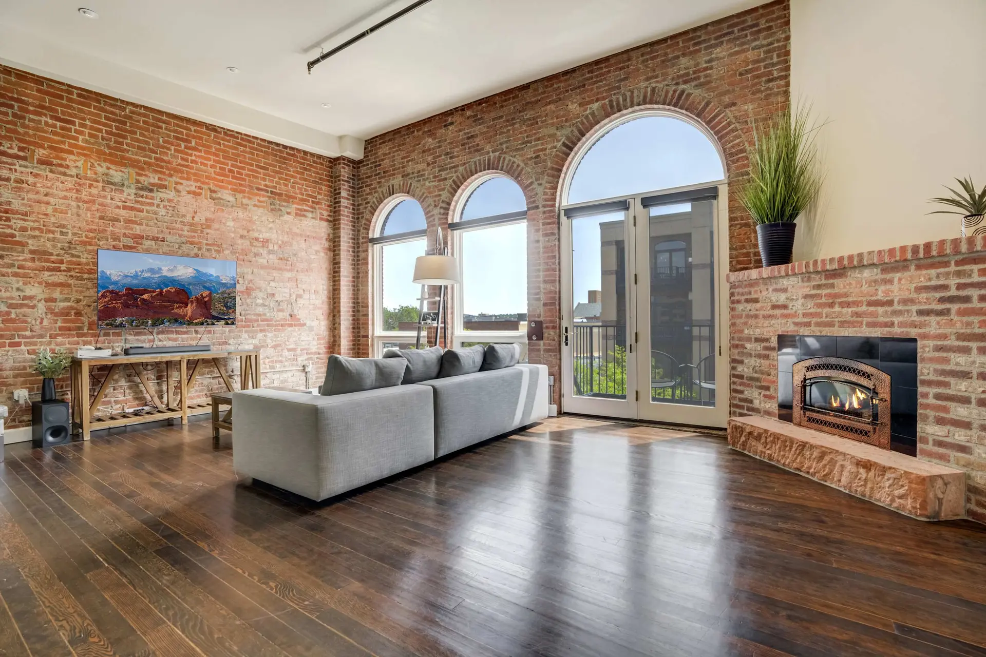 2BR Loft, Bar & Pikes Peak Deck View, Downtown