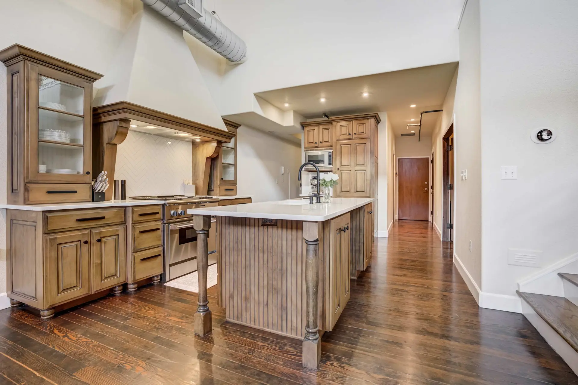 2BR Loft, Bar & Pikes Peak Deck View, Downtown