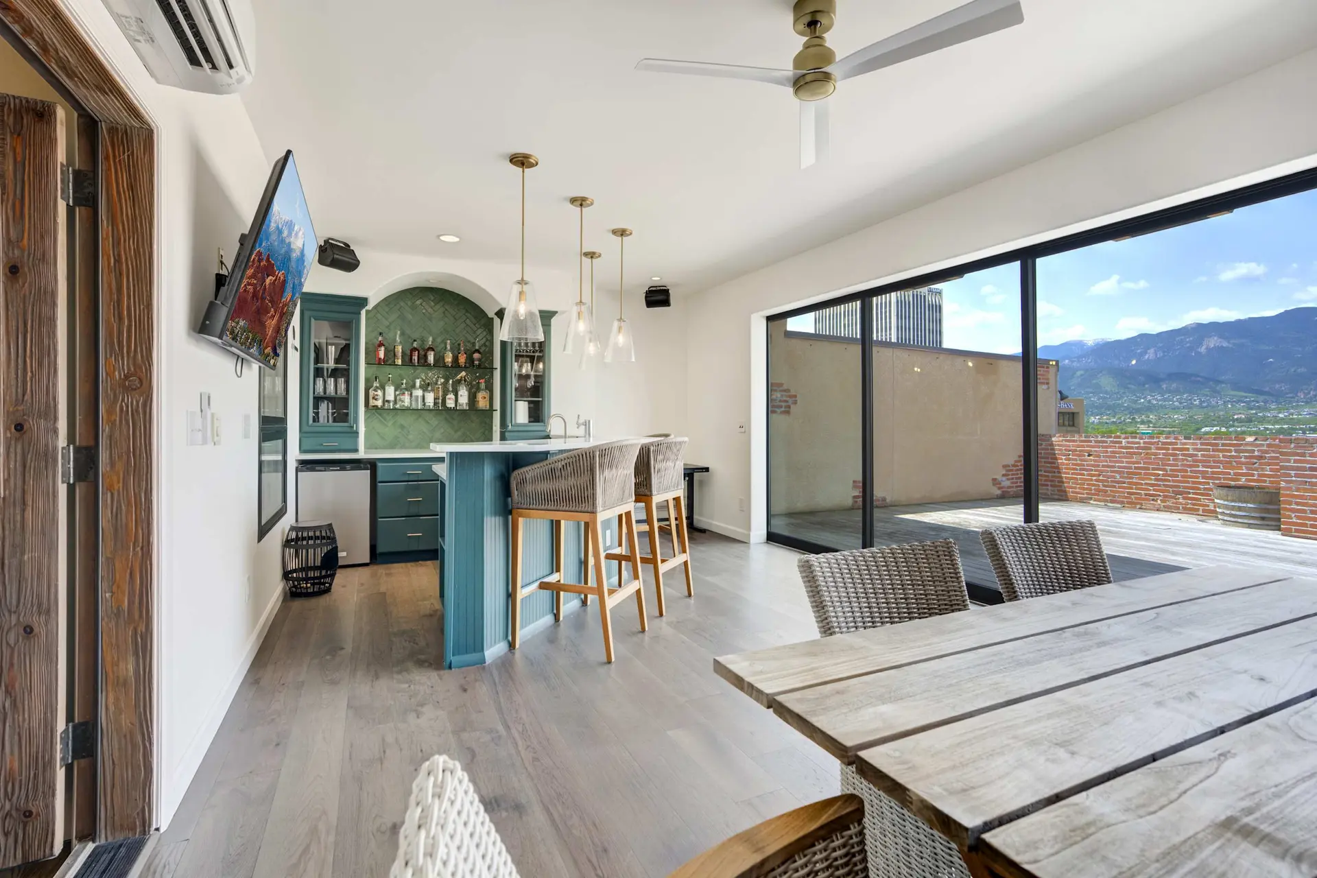 2BR Loft, Bar & Pikes Peak Deck View, Downtown