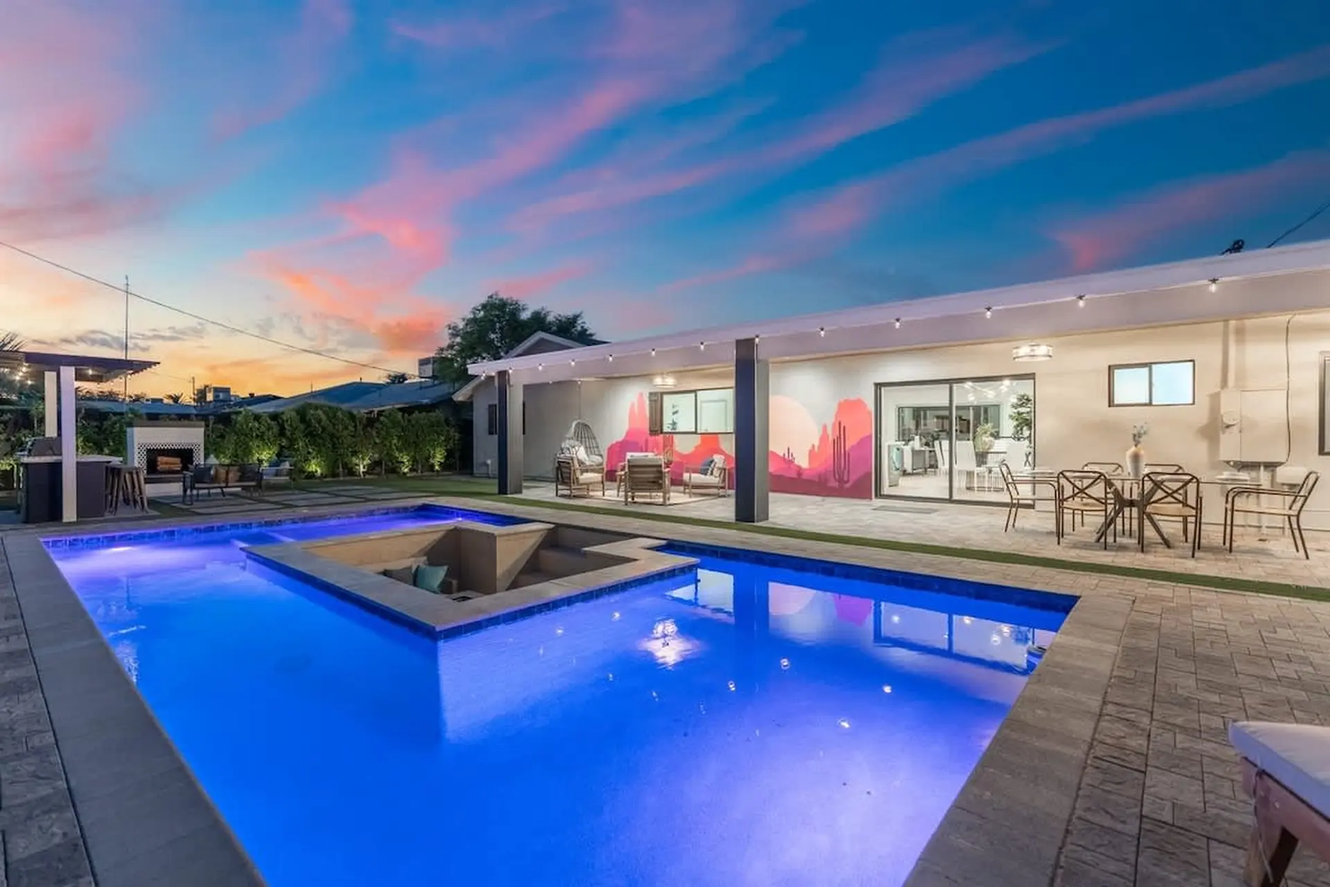 Luxury Retreat| Heated Pool | Mini Golf | Old Town