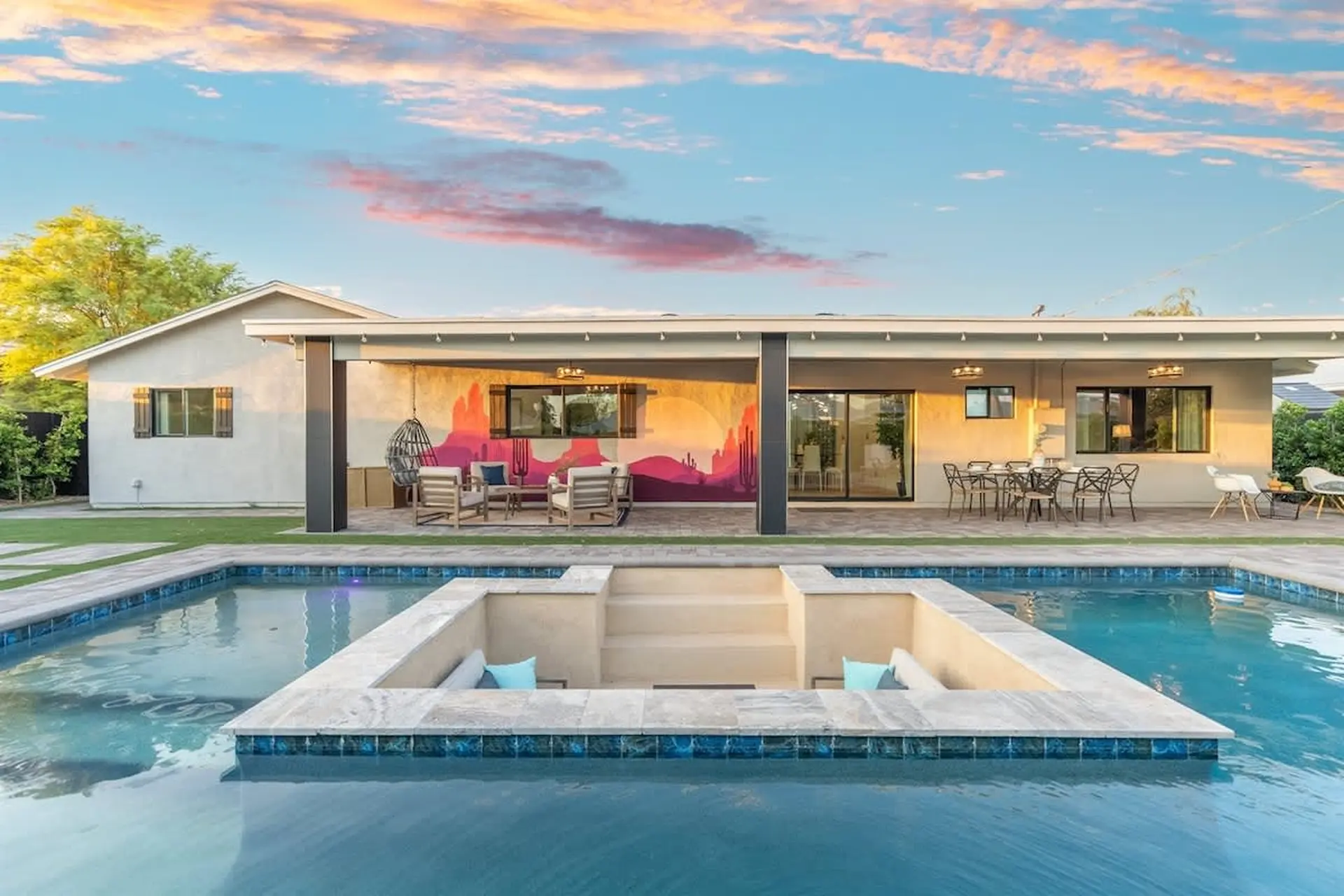 Luxury Retreat| Heated Pool | Mini Golf | Old Town