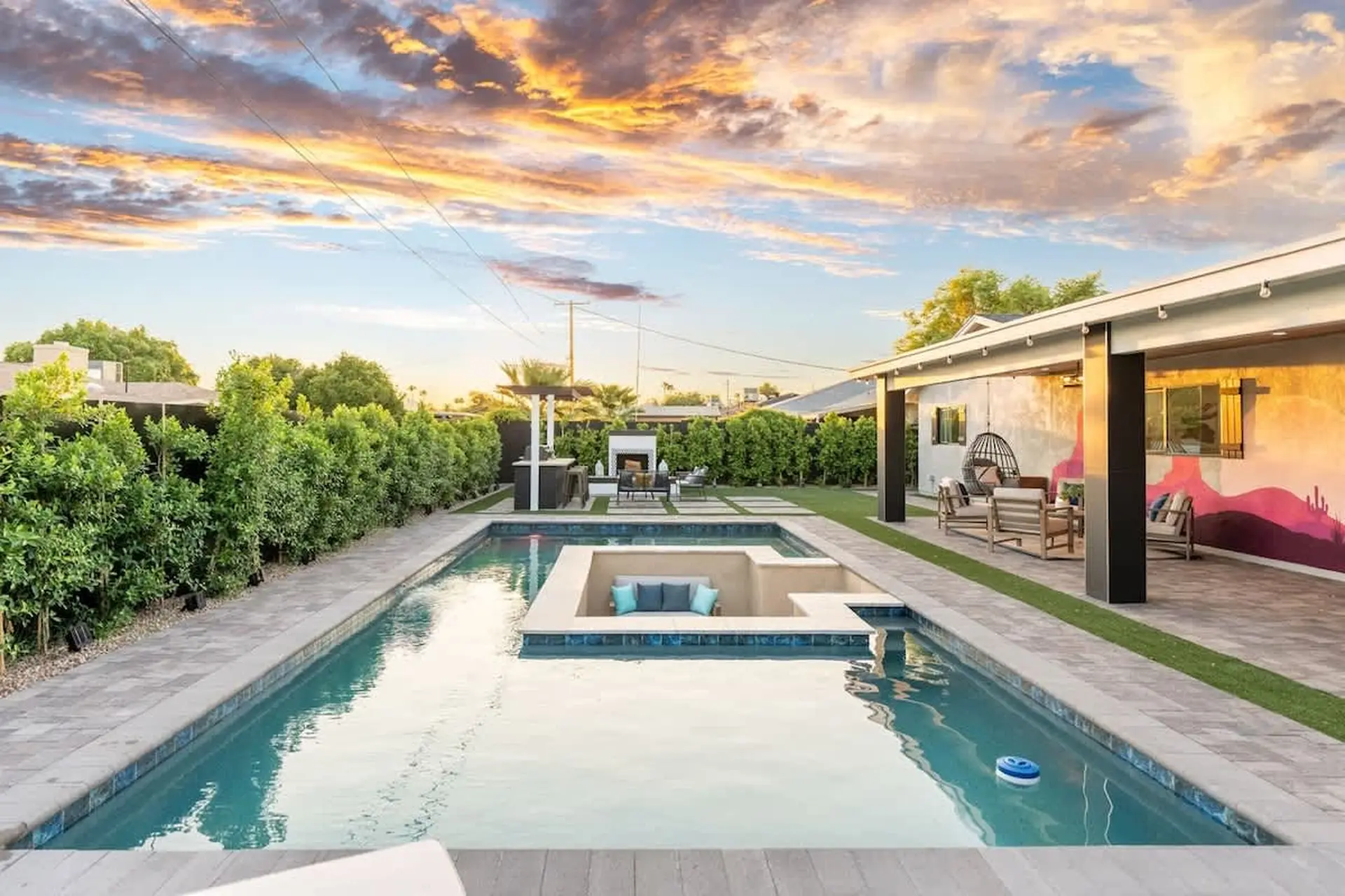 Luxury Retreat| Heated Pool | Mini Golf | Old Town