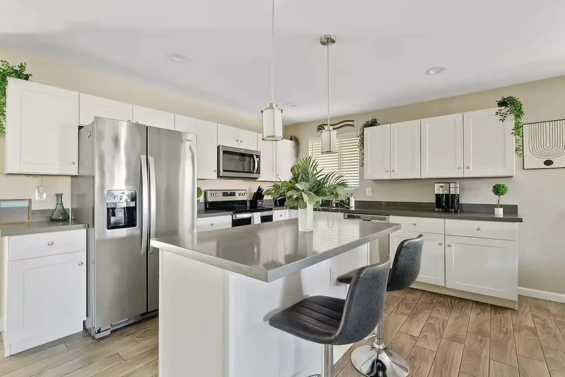 Sleeps 20 Plus | Pool & Putting Green in Paradise