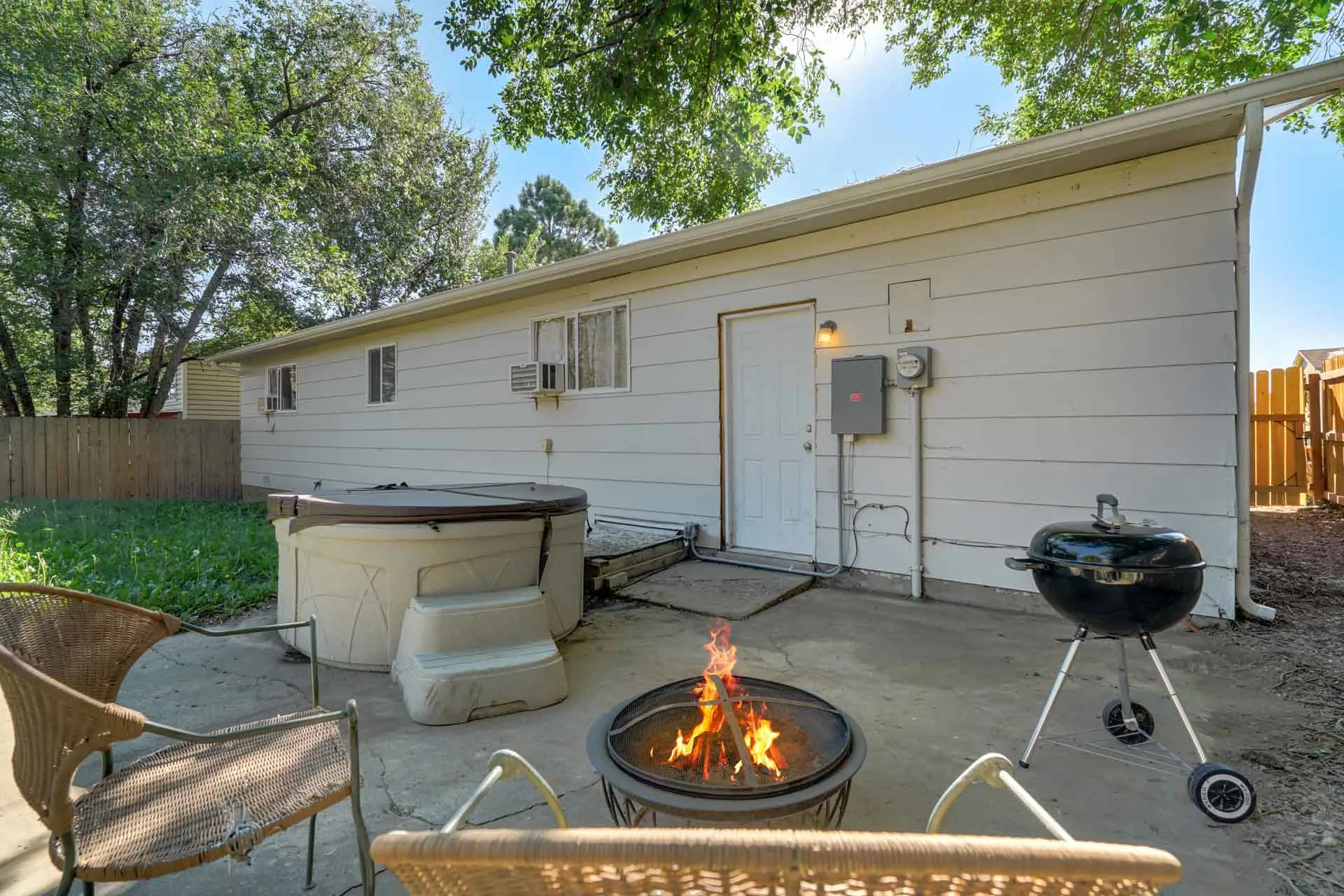 3BD | Spacious Backyard w Hot Tub Tranquil Haven