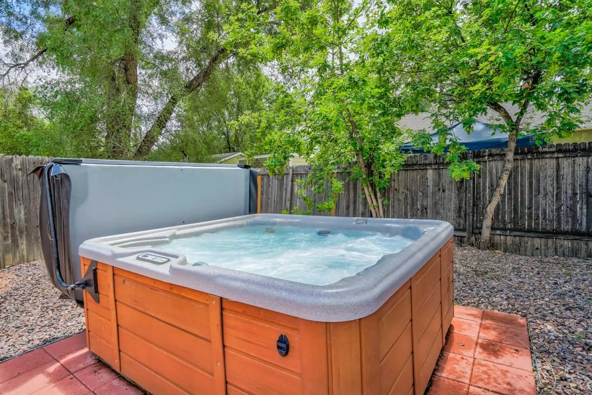 Heart Of Downtown, King Bed, Hot Tub, Has It All!