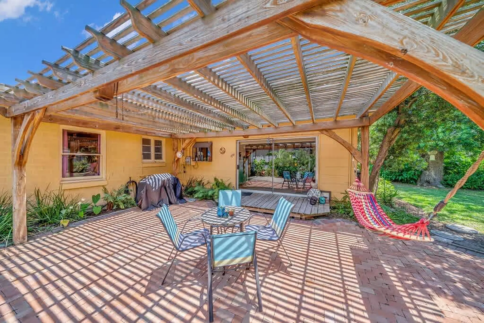 King Bed, Patio, BBQ, 20min2Beach, Sleeps 6