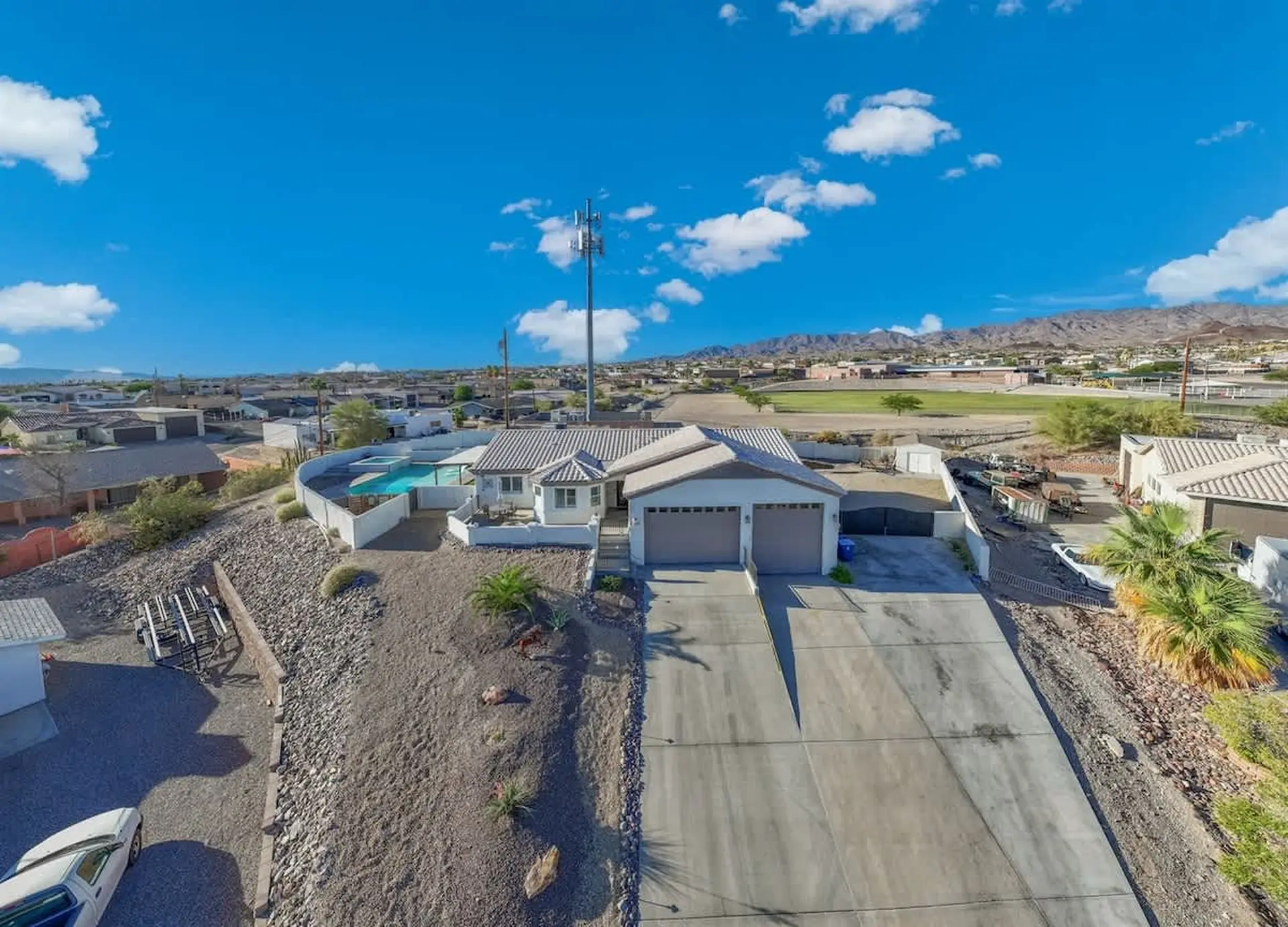 Minutes to Lake Havasu | Pool | Spa | Sleeps 12