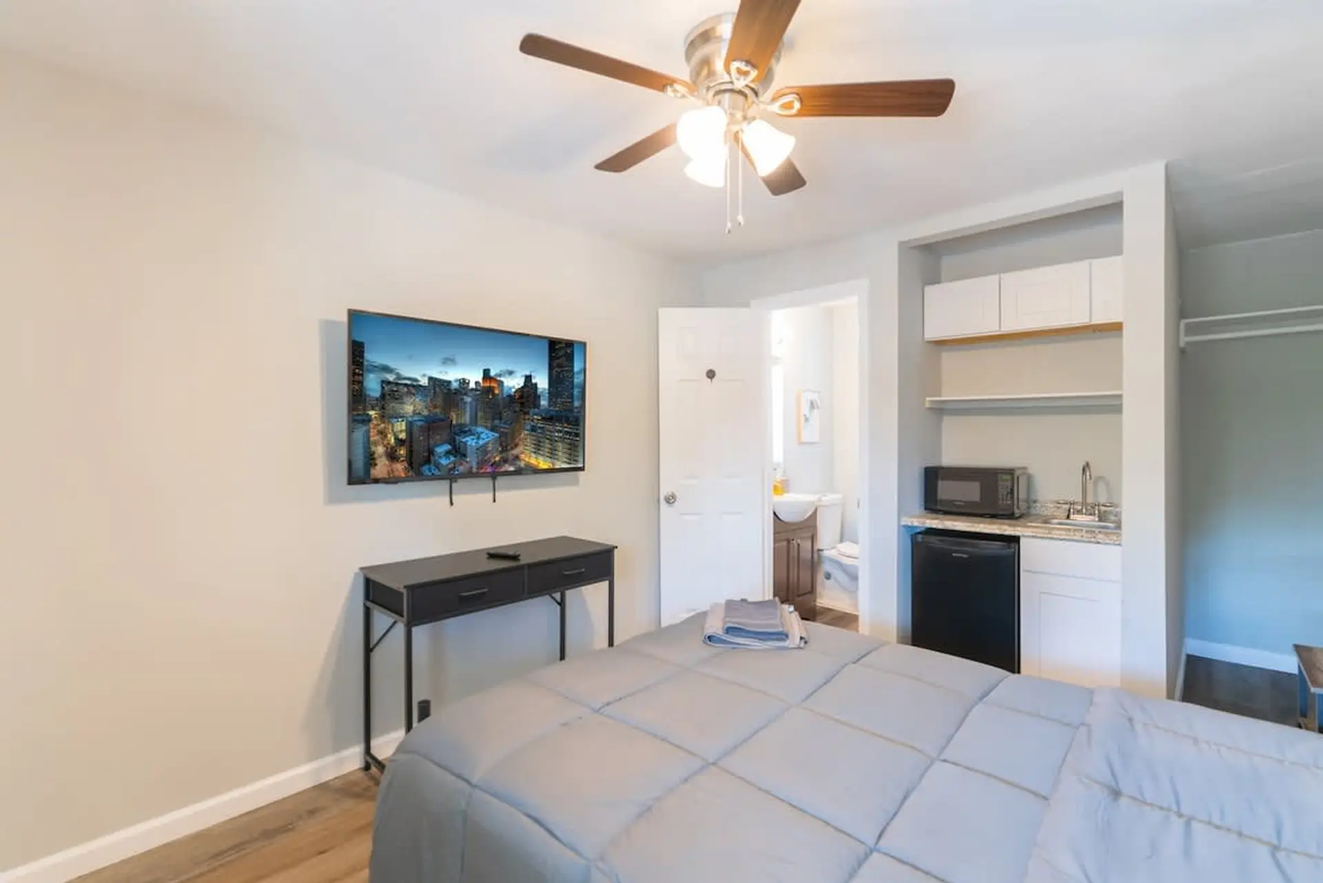 Charming 1 - Bedroom APT w/ Queen Bed & Bath