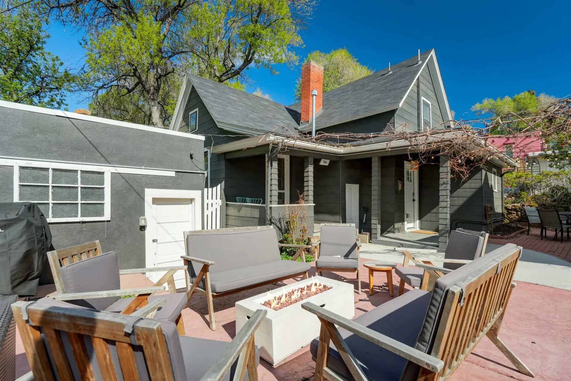 3BR, Custom Build with Firepit, Downtown Nearby!