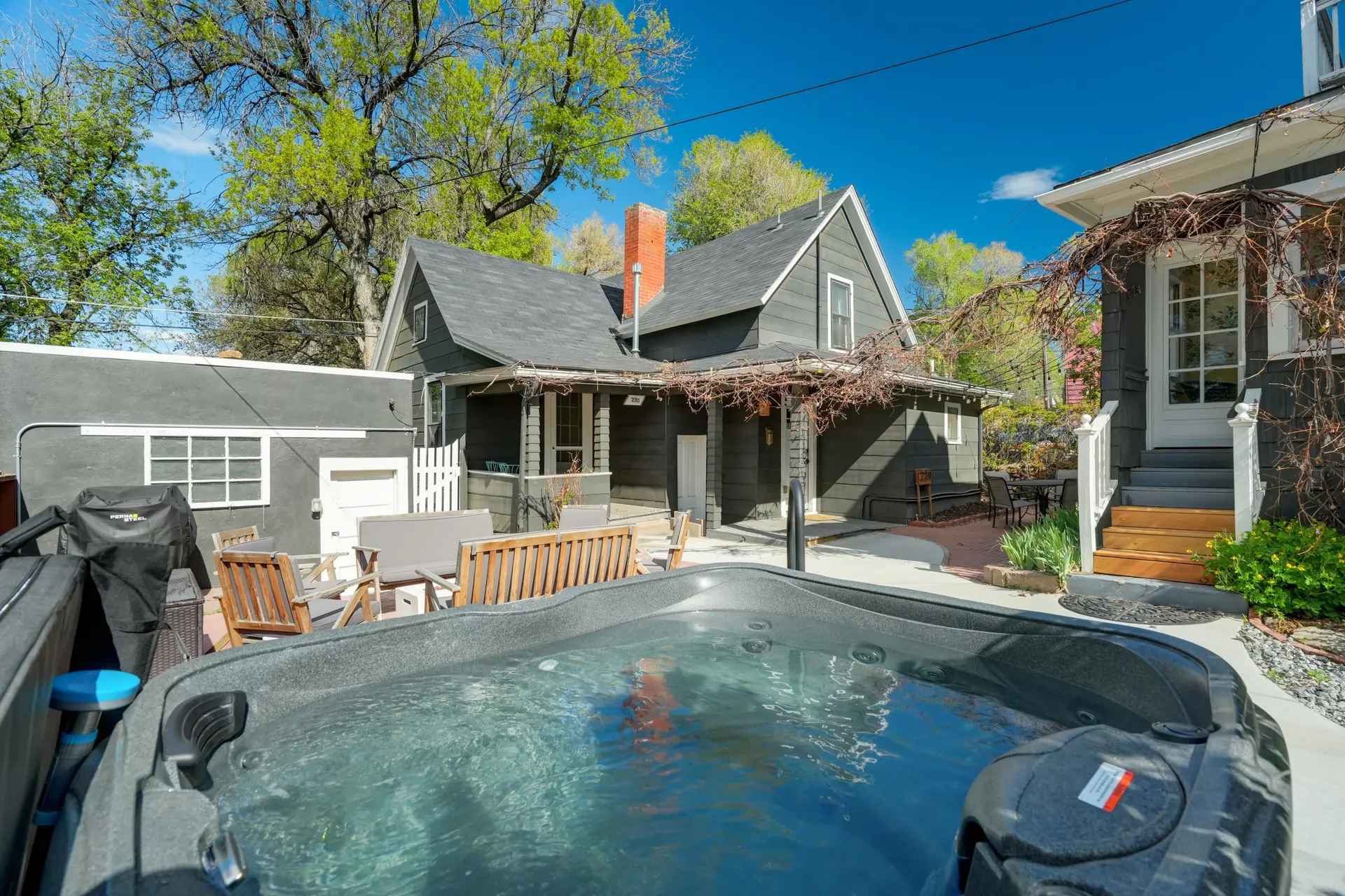 3BR, Custom Build with Firepit, Downtown Nearby!