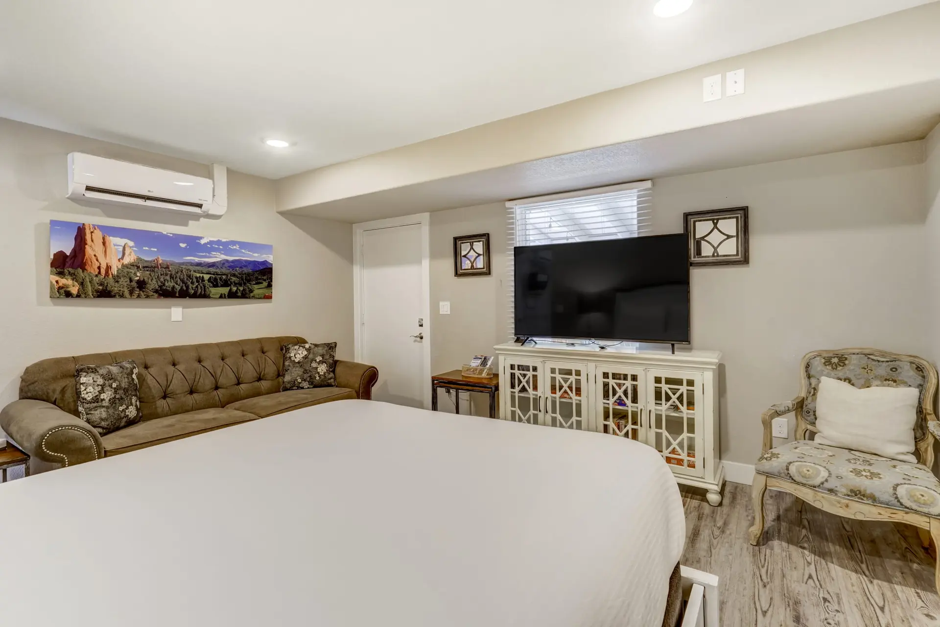 OCC Suite - Prime Spot Modern AC Private Garage