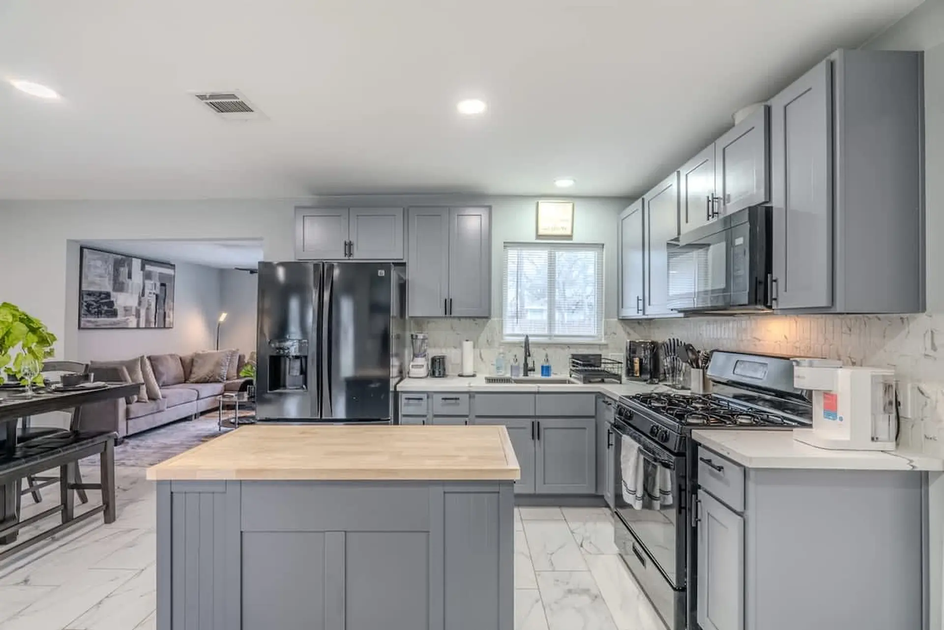 Chic & Cozy 4-BR Retreat | Downtown | TX