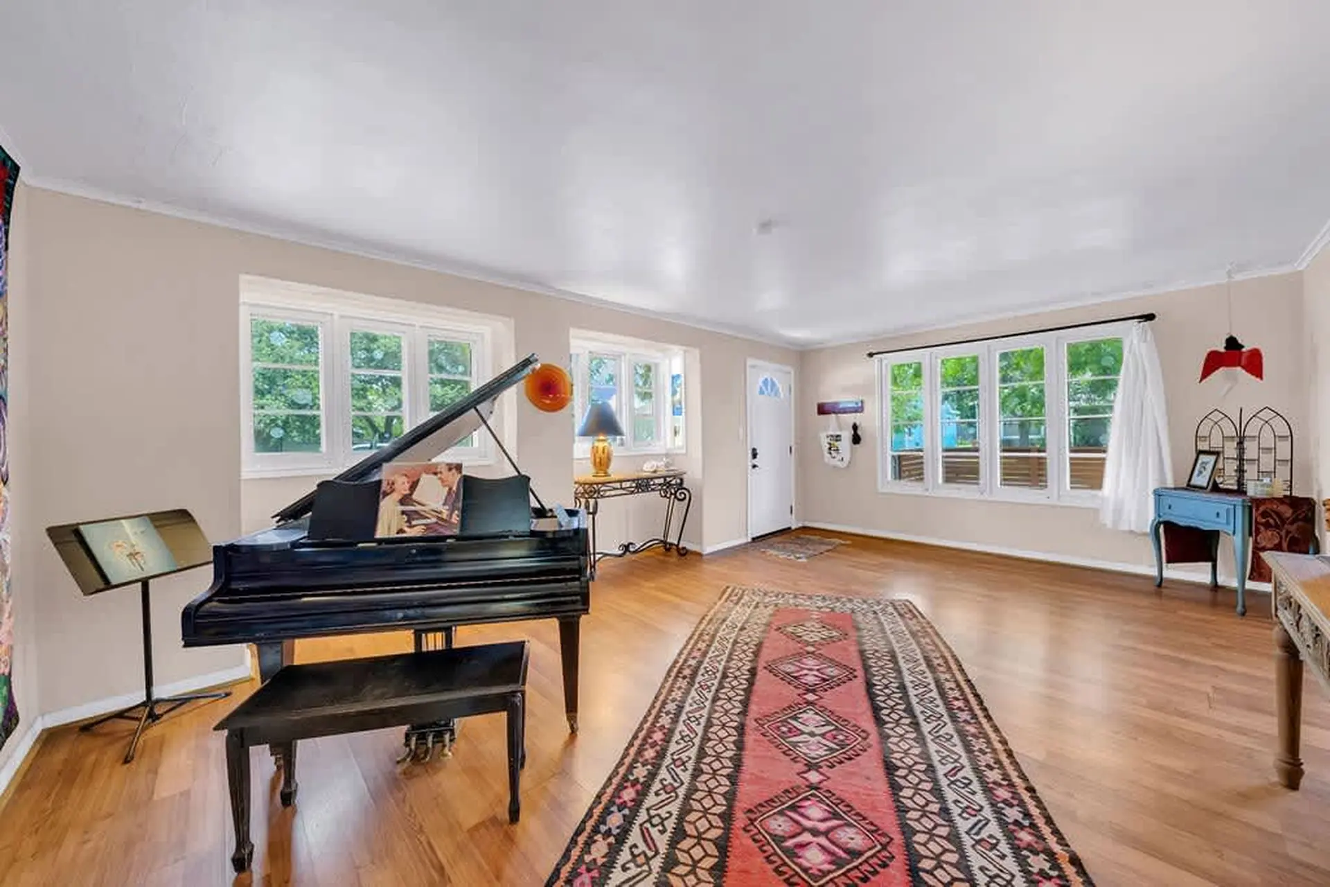 King Bed, Patio, BBQ, WD, 20min2Beach, Netflix
