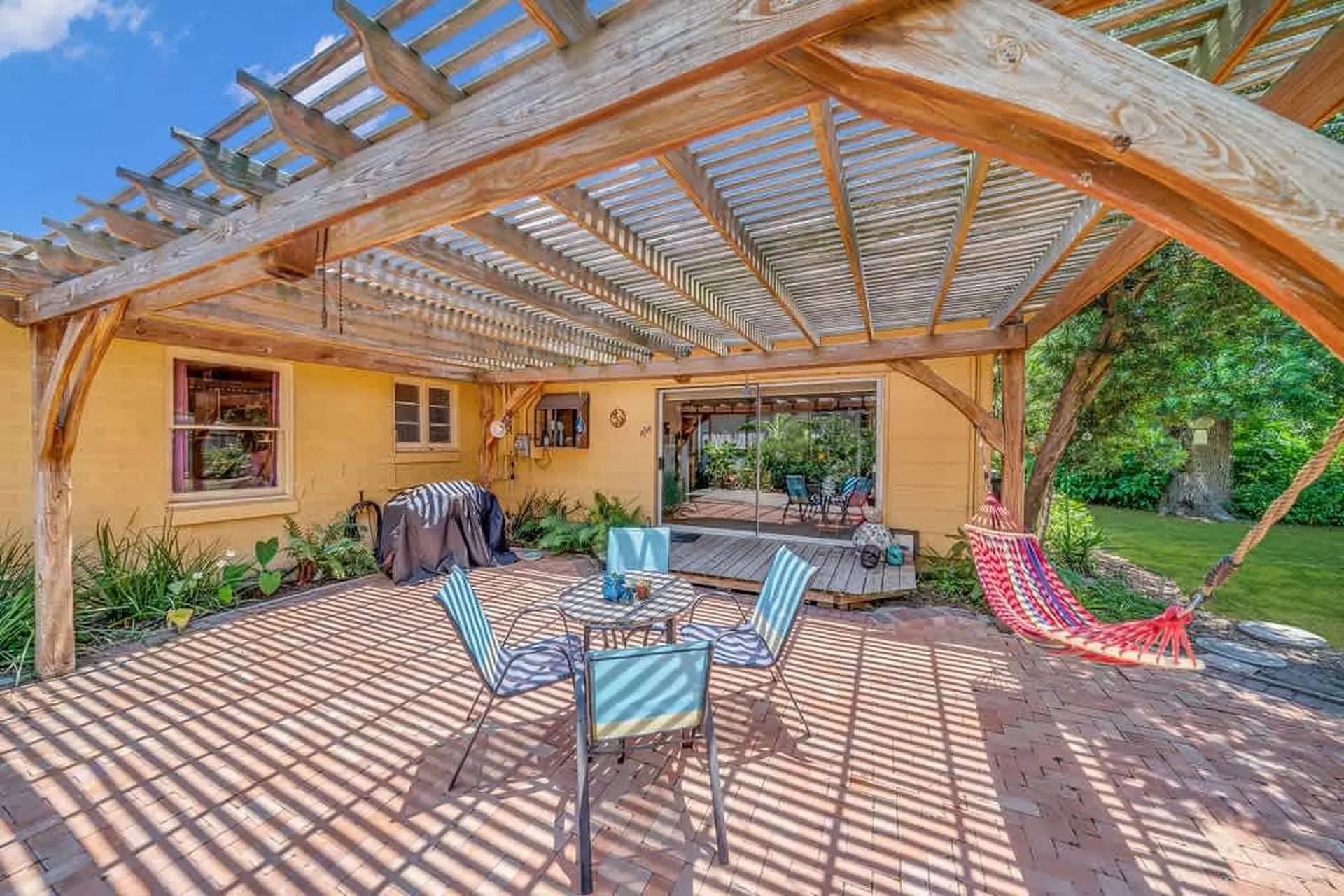 King Bed, Patio, BBQ, WD, 20min2Beach, Netflix