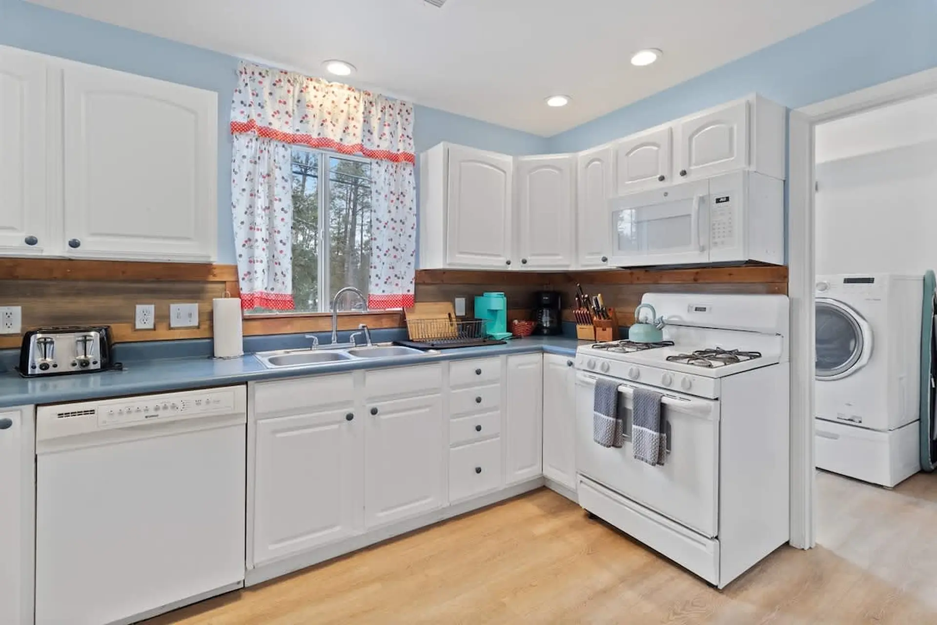 5-BR Home w/ Deck | Big Backyard | Sleeps 14