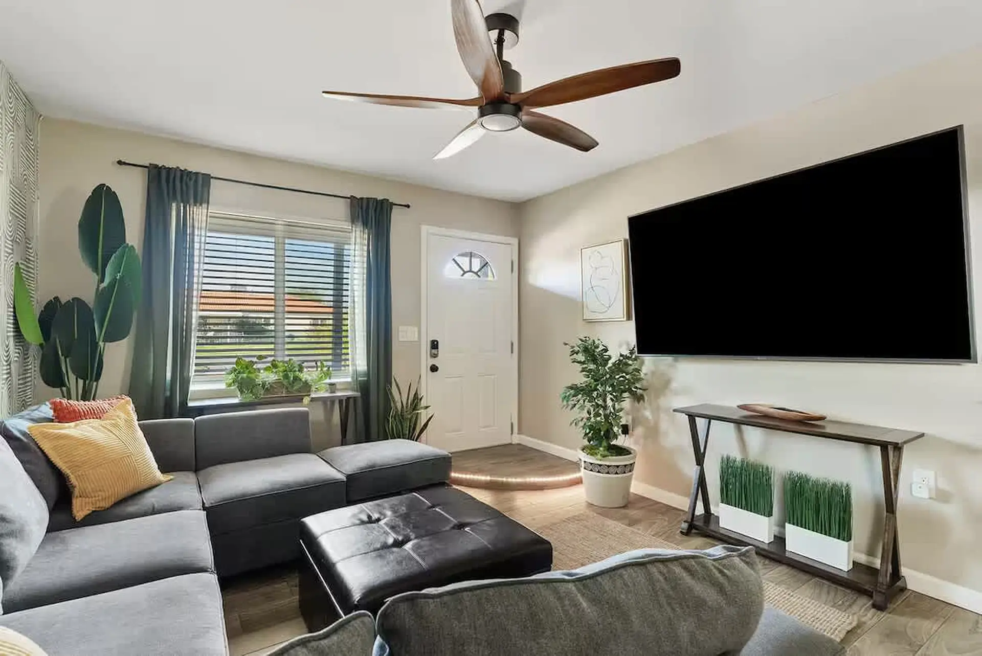 Sleeps 20 Plus | Pool & Putting Green in Paradise