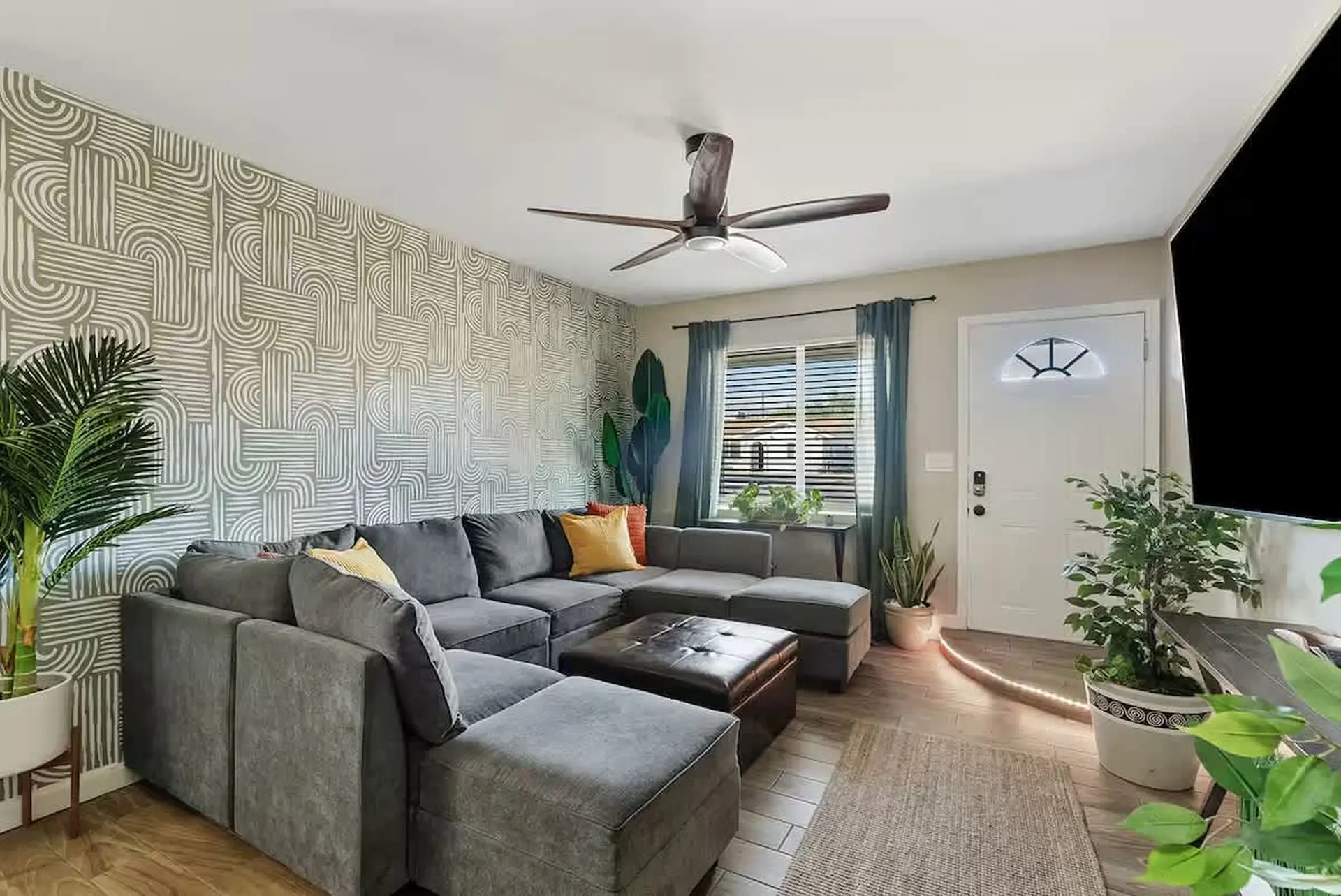 Sleeps 20 Plus | Pool & Putting Green in Paradise