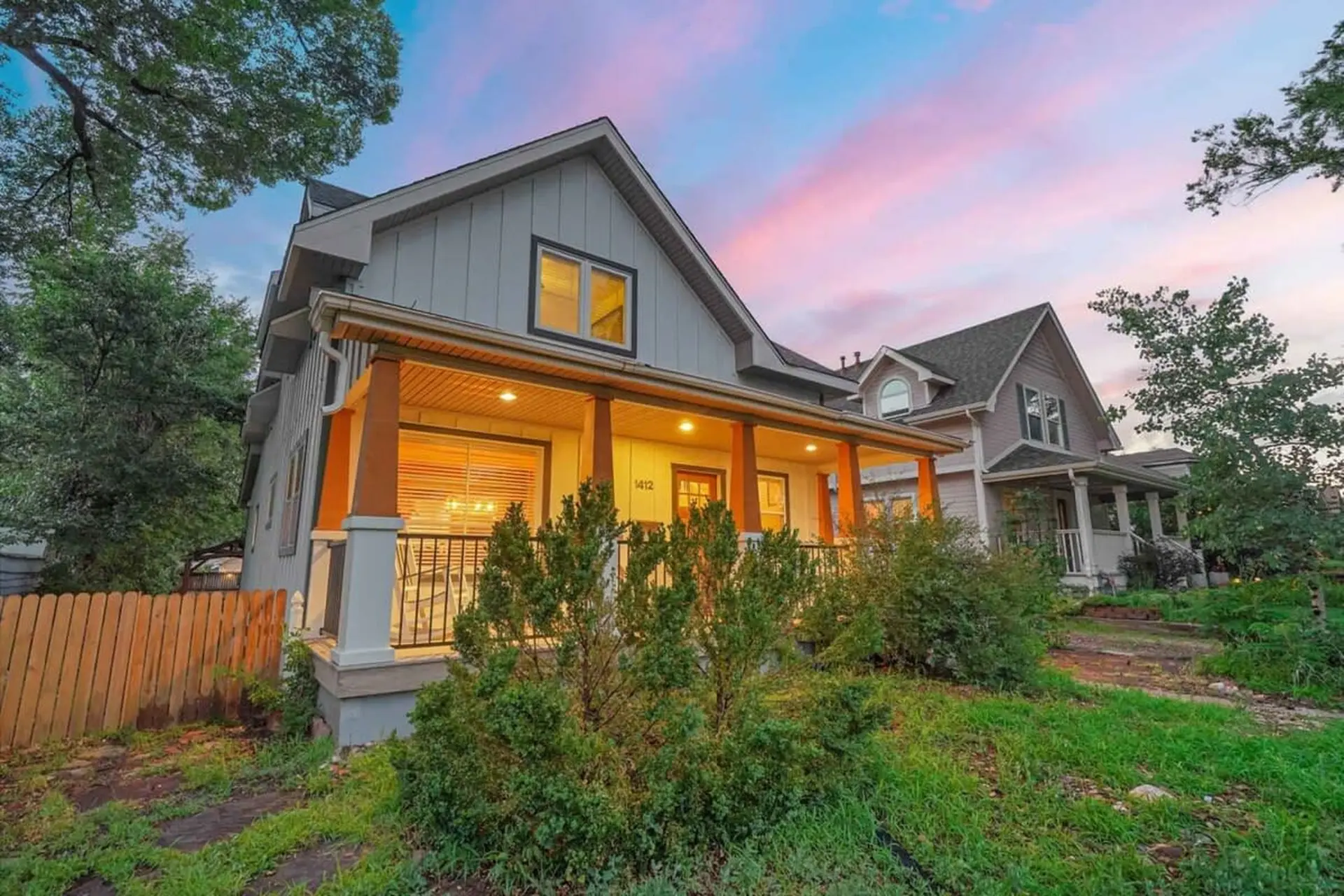 3BR Modern, w/Lg Backyard, Mtn Views, & Hot Tub!