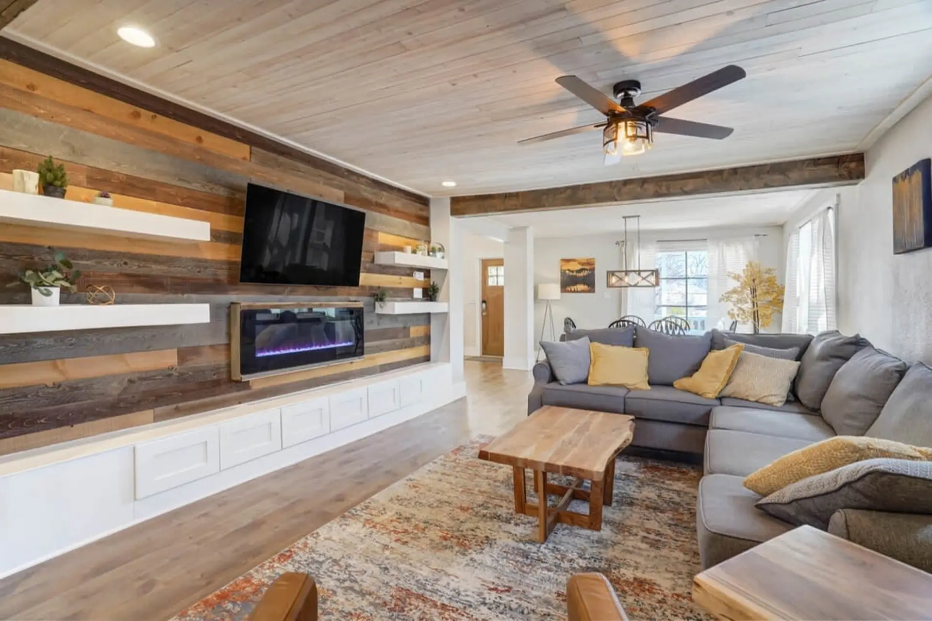 3BR Modern, w/Lg Backyard, Mtn Views, & Hot Tub!