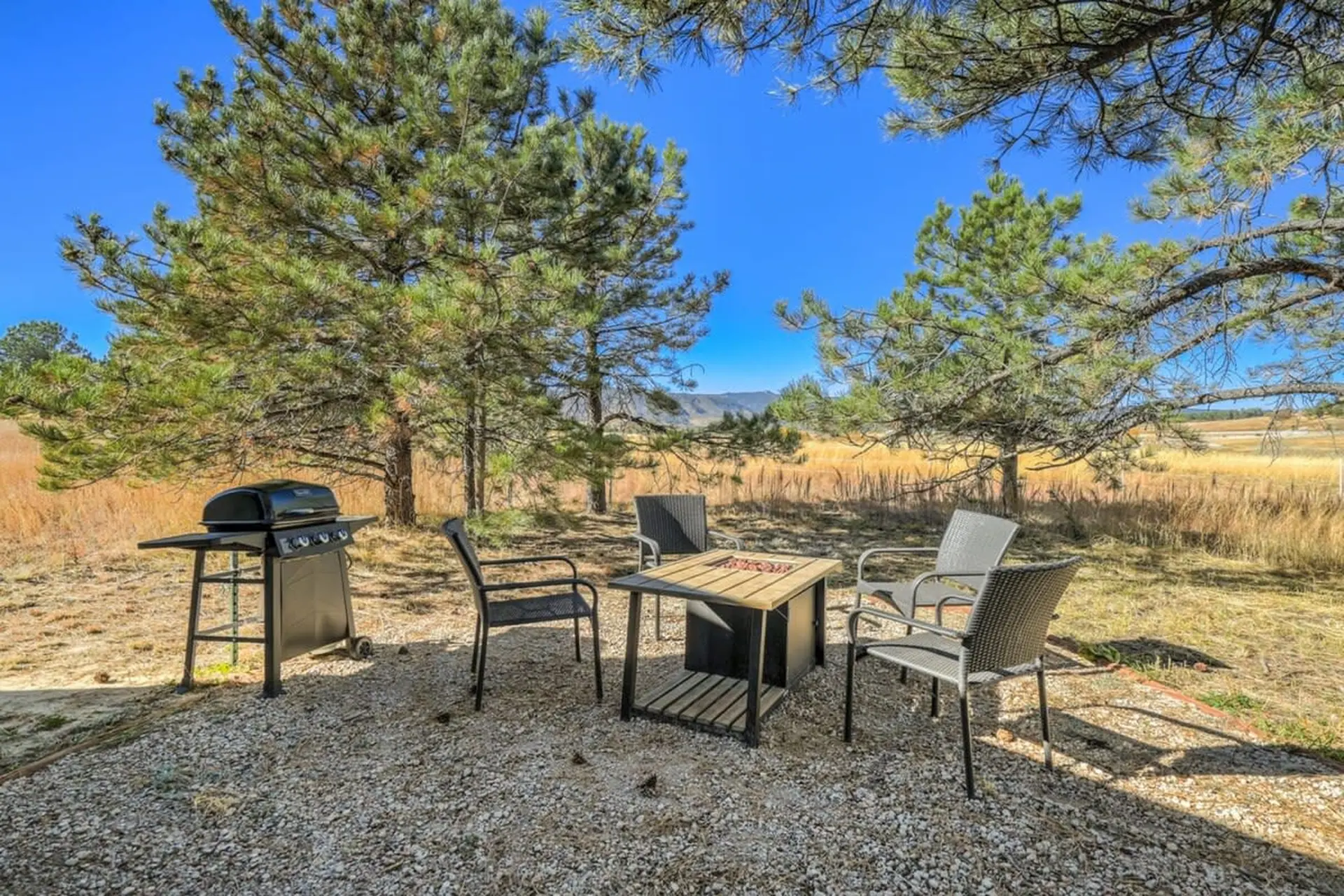 Prairie Retreat|Mountain Getaway Tiny Home|Grill