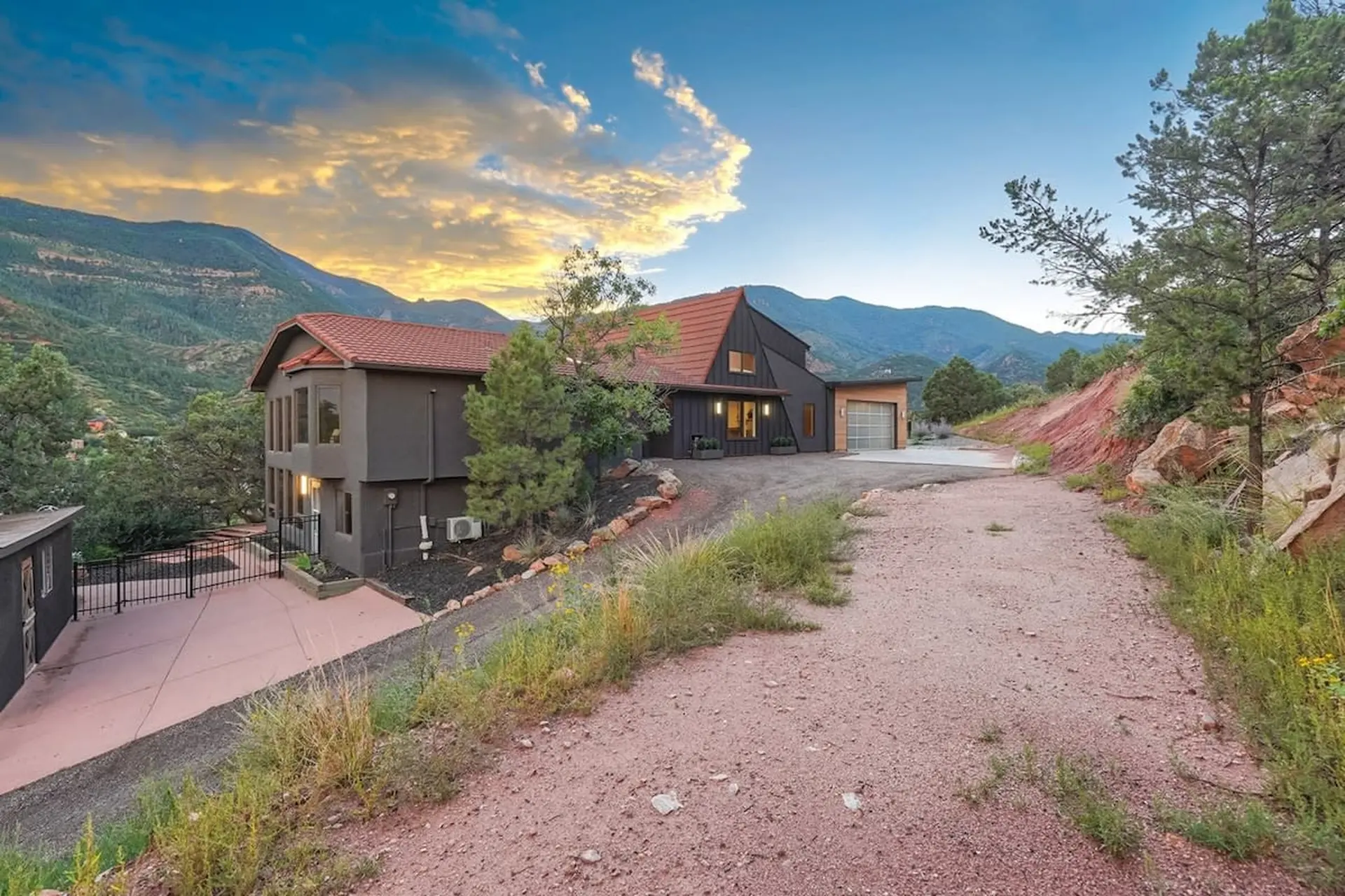 Stunning Views, Modern Luxury, Hot Tub, Sauna