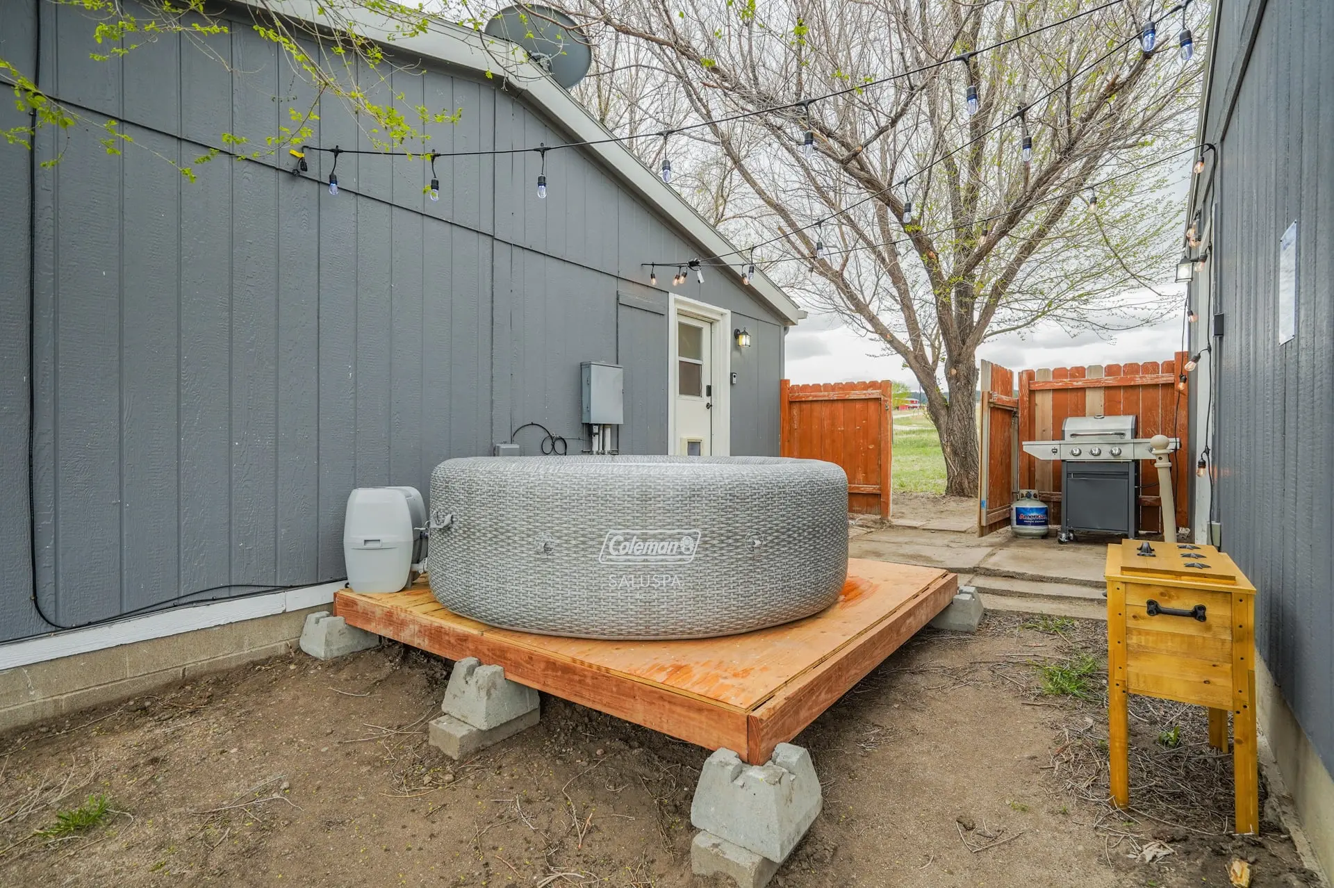3 BD, Poker, Pool Table, Foosball, Hot tub & more!