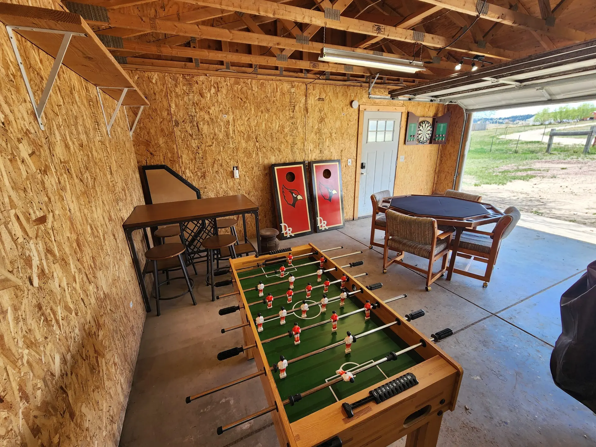 3 BD, Poker, Pool Table, Foosball, Hot tub & more!
