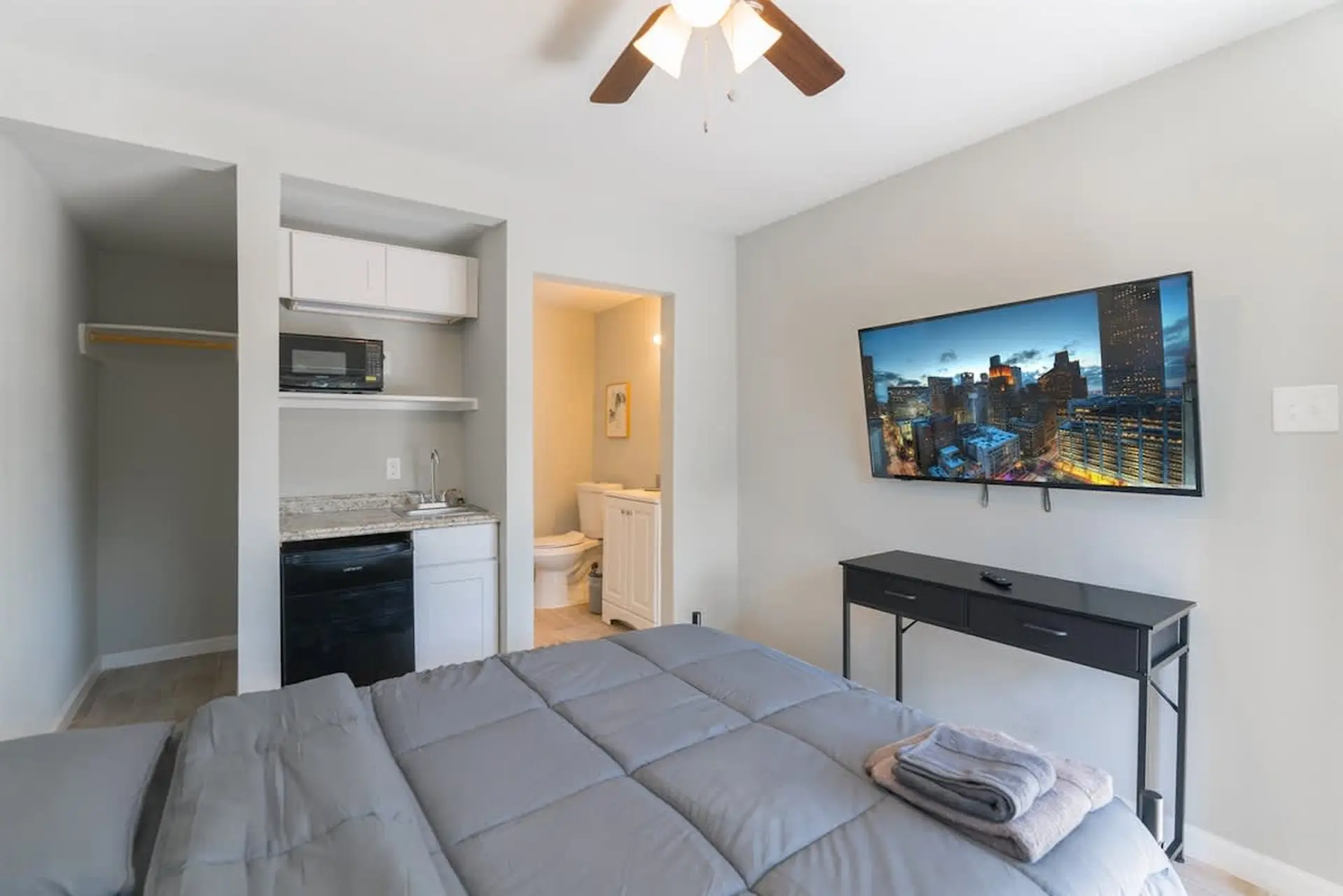 Spacious 1 - Bedroom APT w/ Queen Bed & Bath