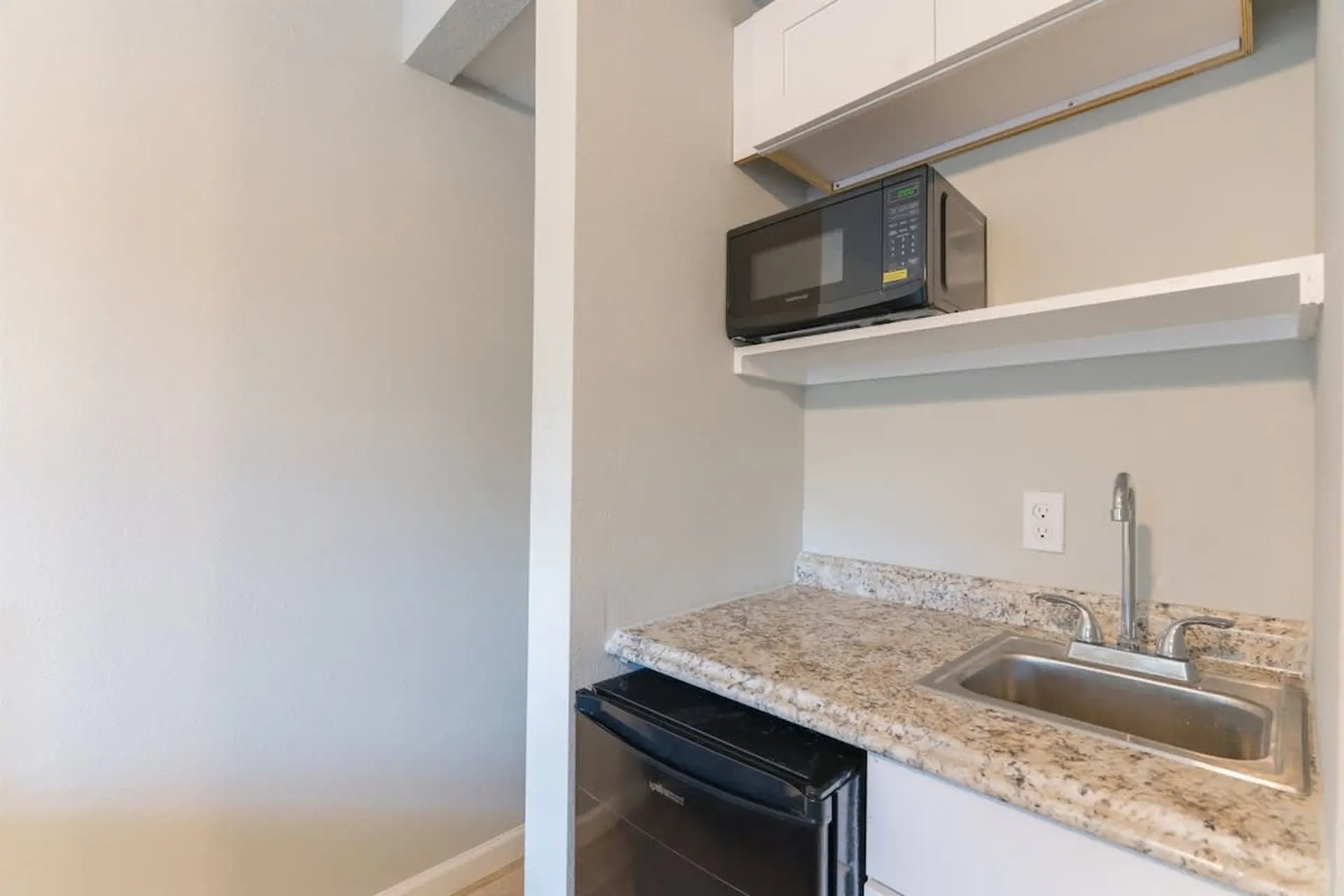 Spacious 1 - Bedroom APT w/ Queen Bed & Bath