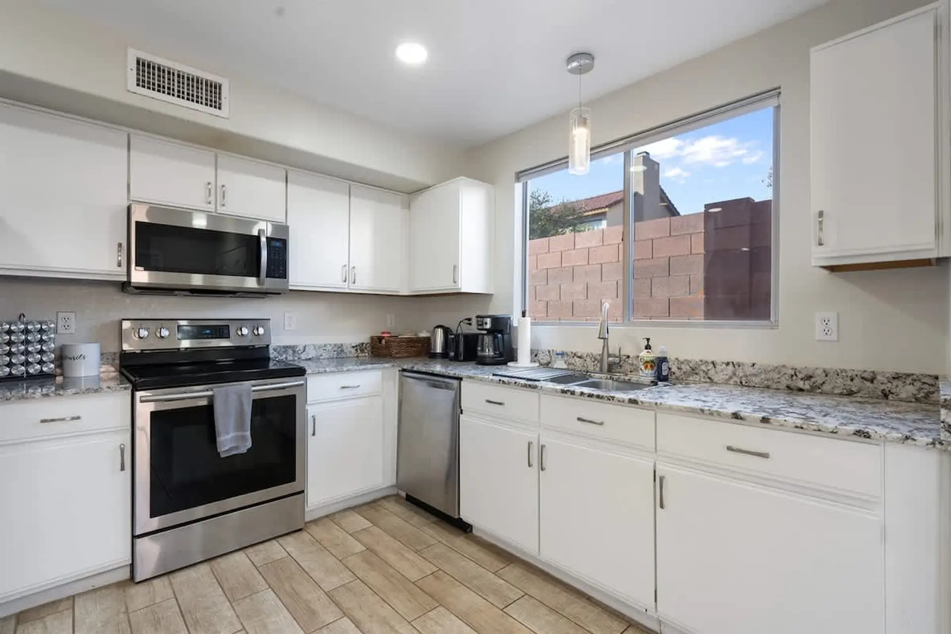 Sparkling Pool | Grill | Pool | Downtown