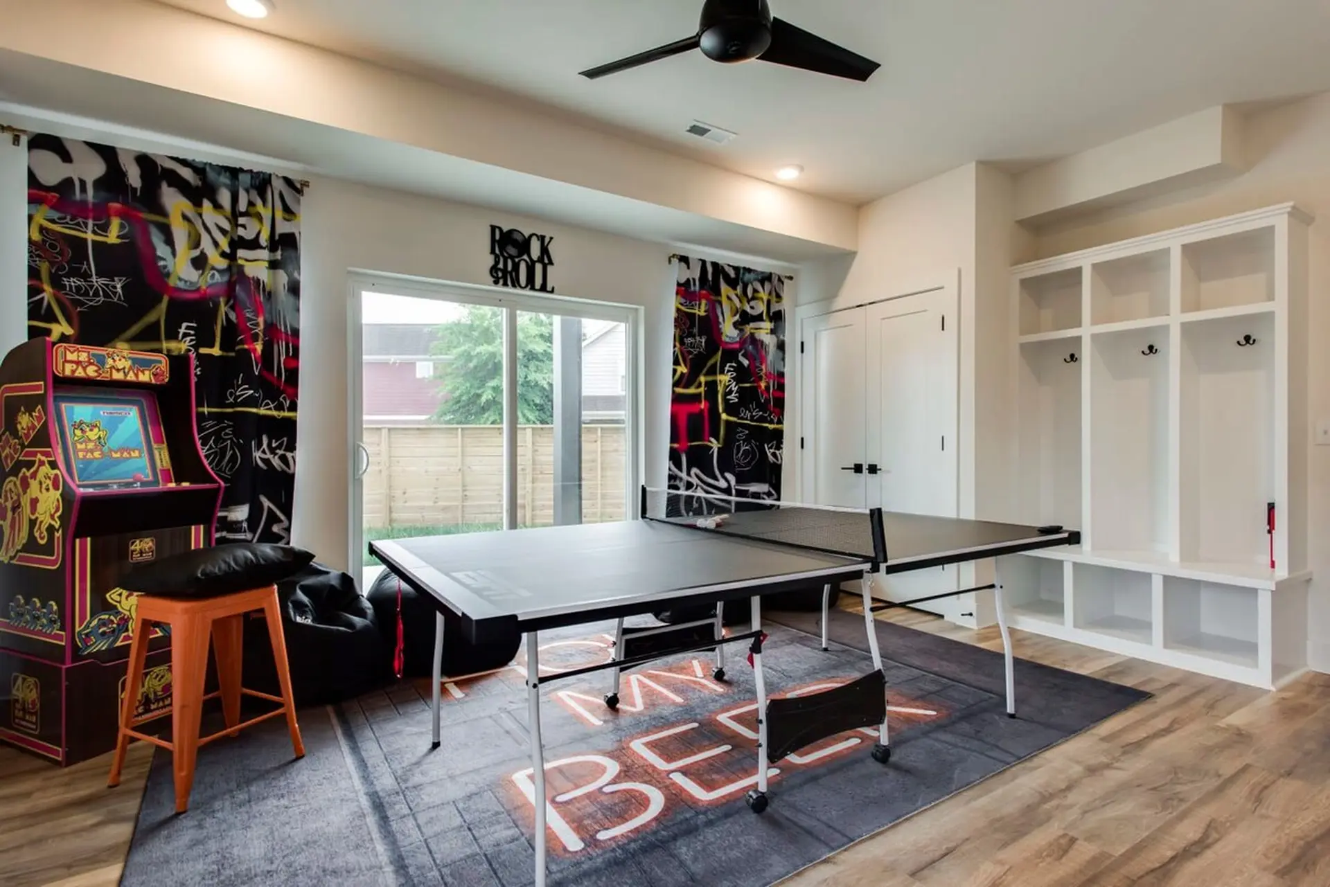 Rock 'n' Roll Home: 8 Beds, Game Room, Near DT