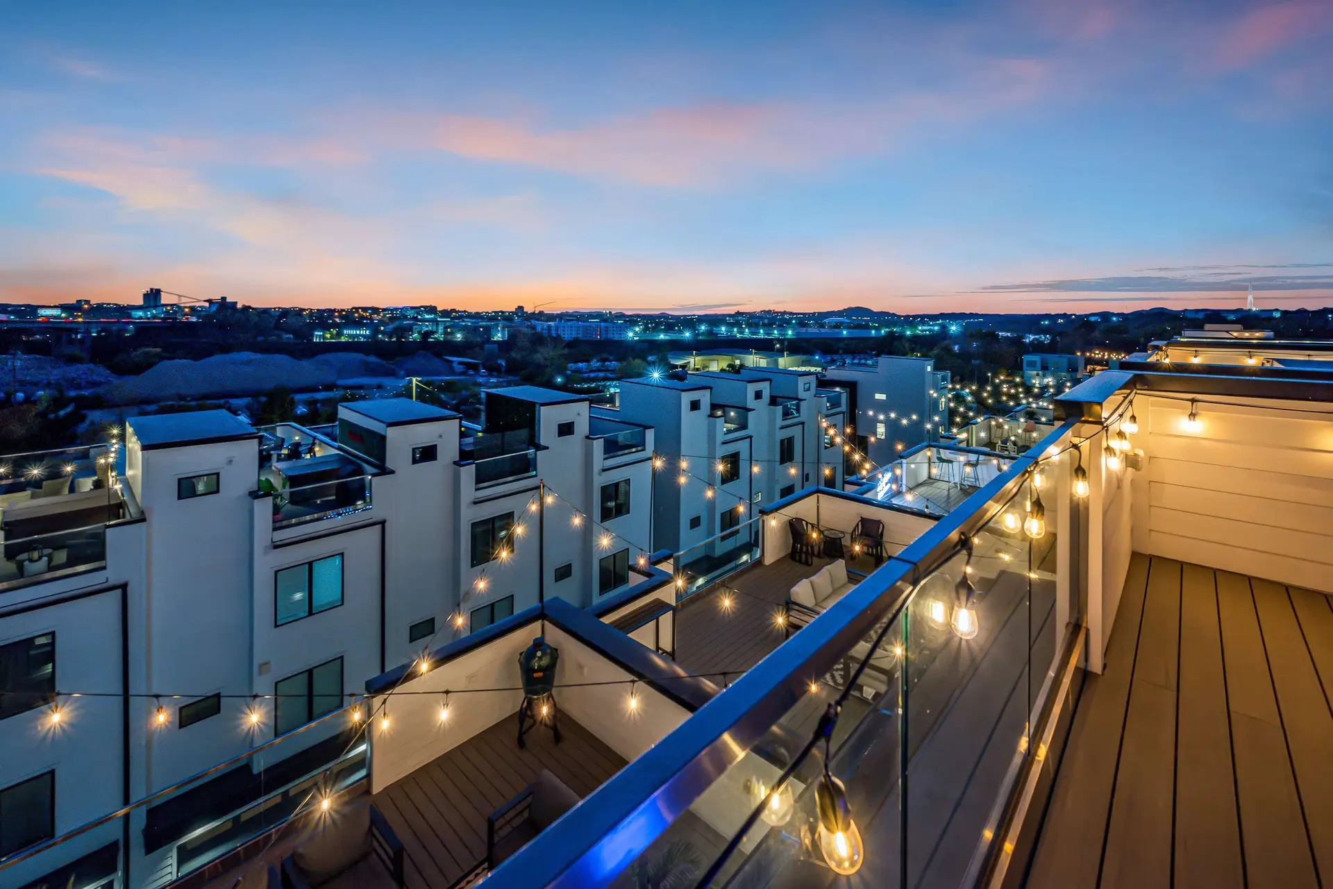 Rooftop Hot Tub City Views | Pool Table | Karaoke