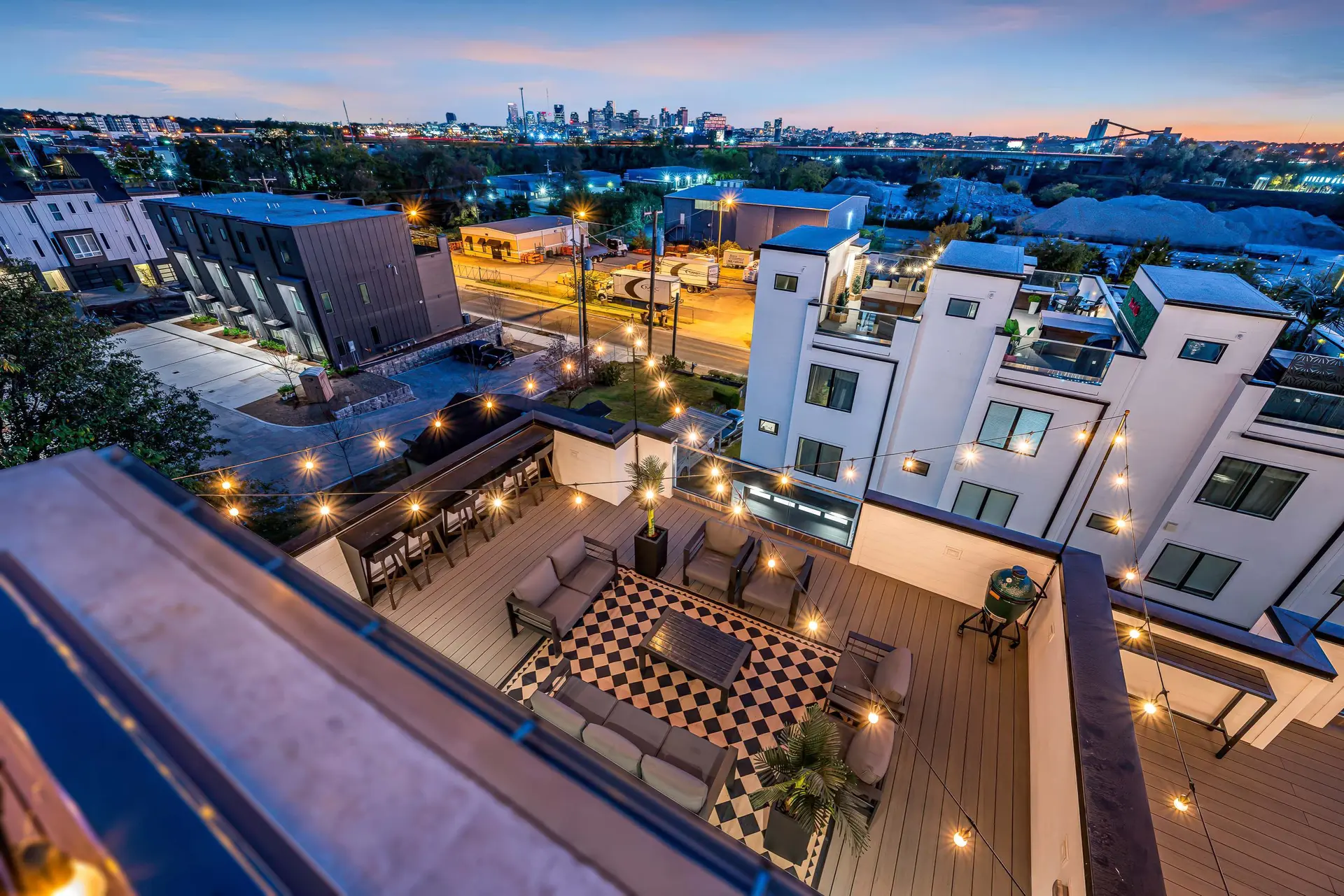 Music City: Rooftop Hot Tub & Downtown Nashville!