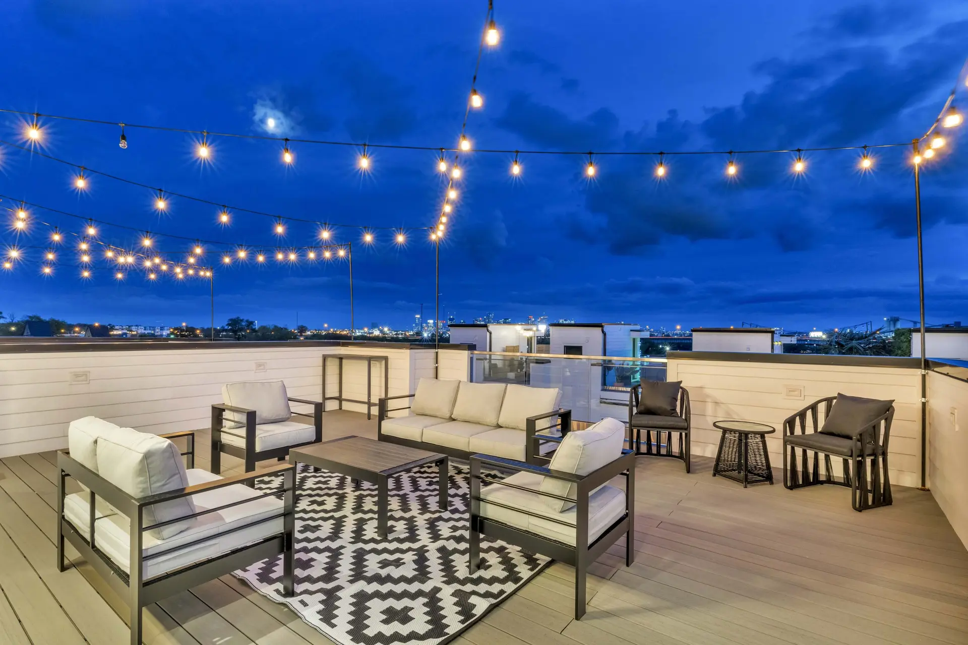 New! Hot Tub, Rooftop Decks, City Views, Poker