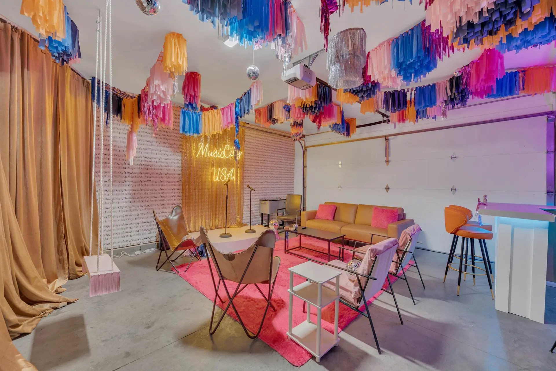 Skyline Views & Karaoke Room Perfect for Summer