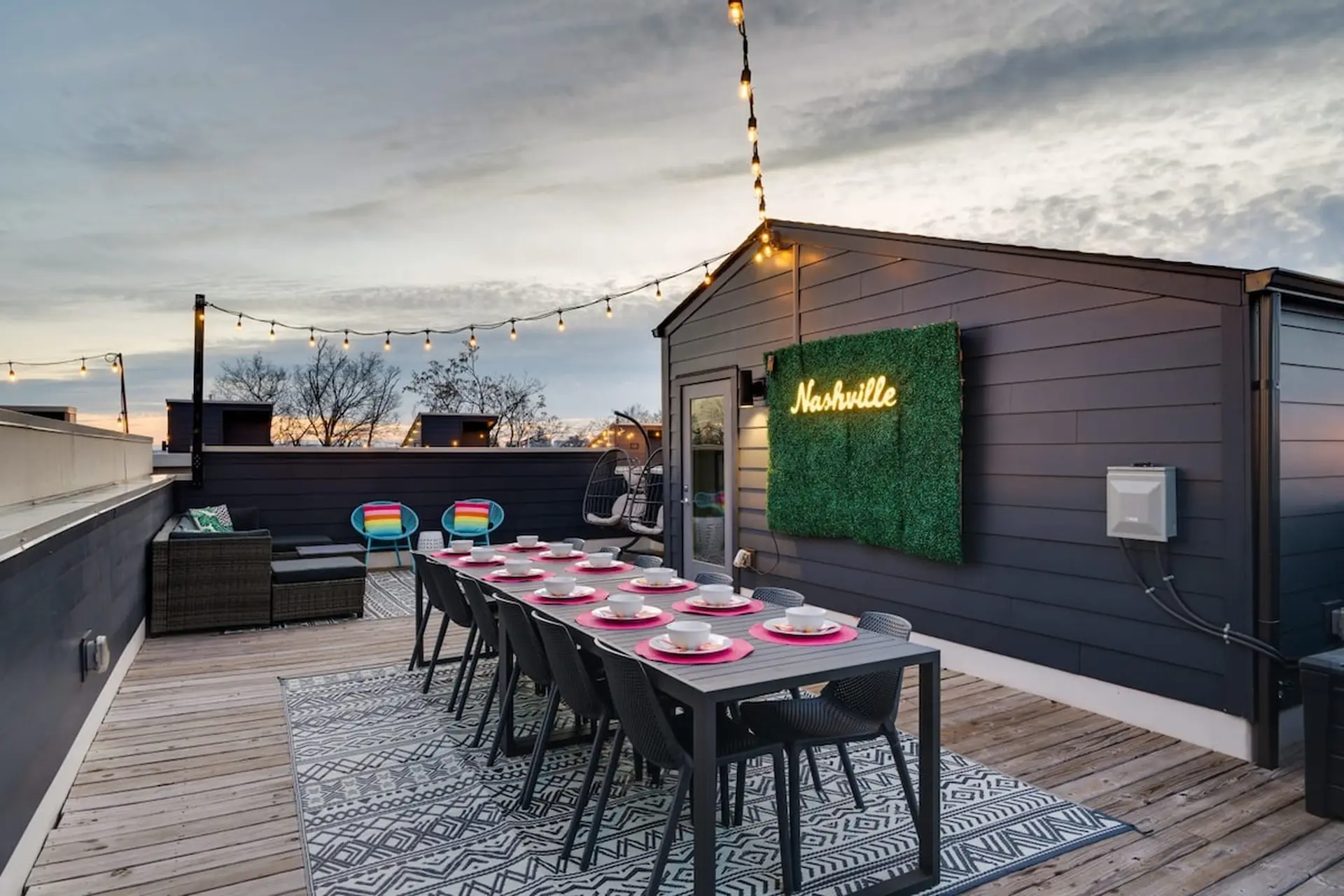 Rooftop deck, ping pong table & downtown Nashville