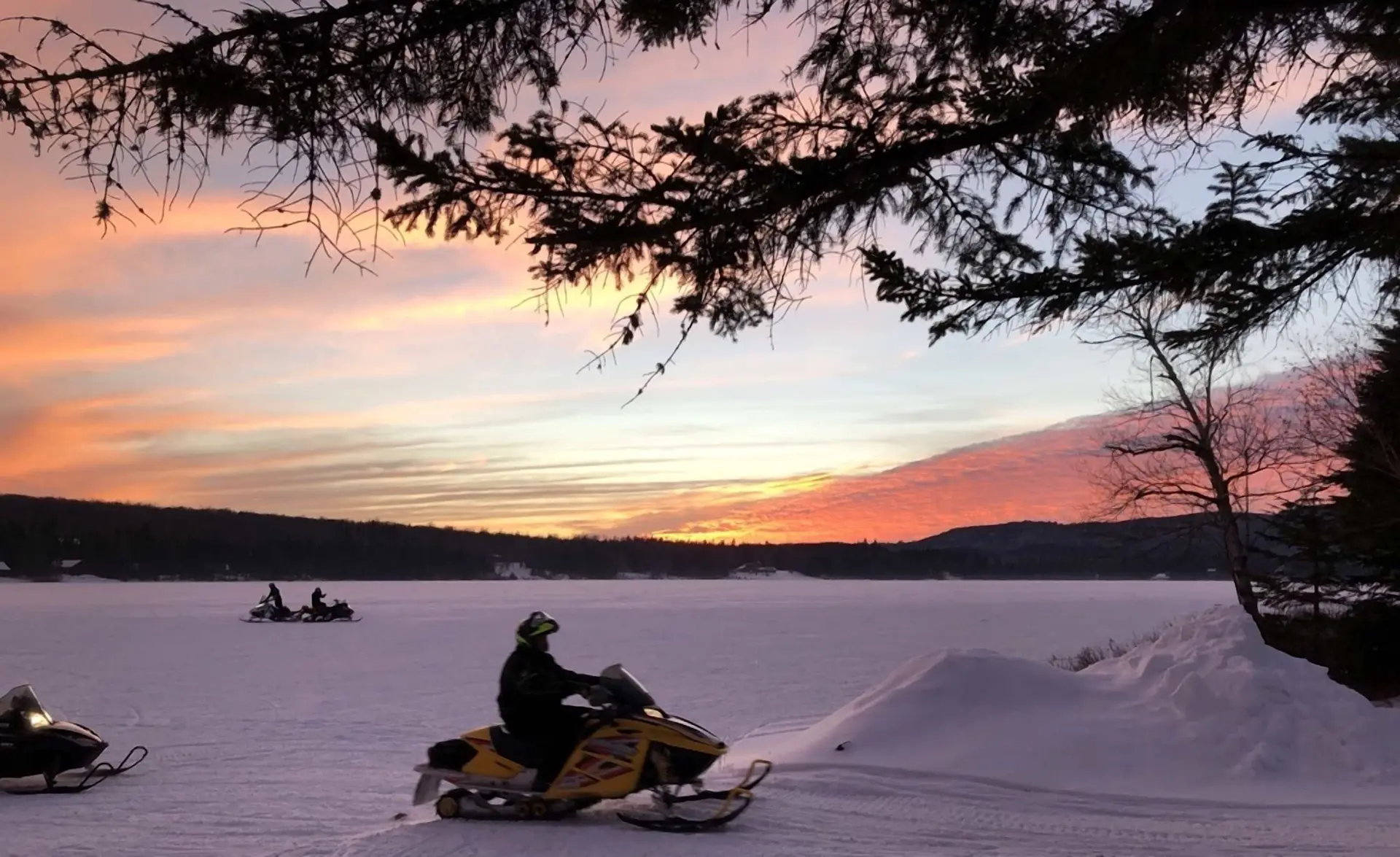 Snowmobile-Friendly | Winter Lake Cabin Retreat