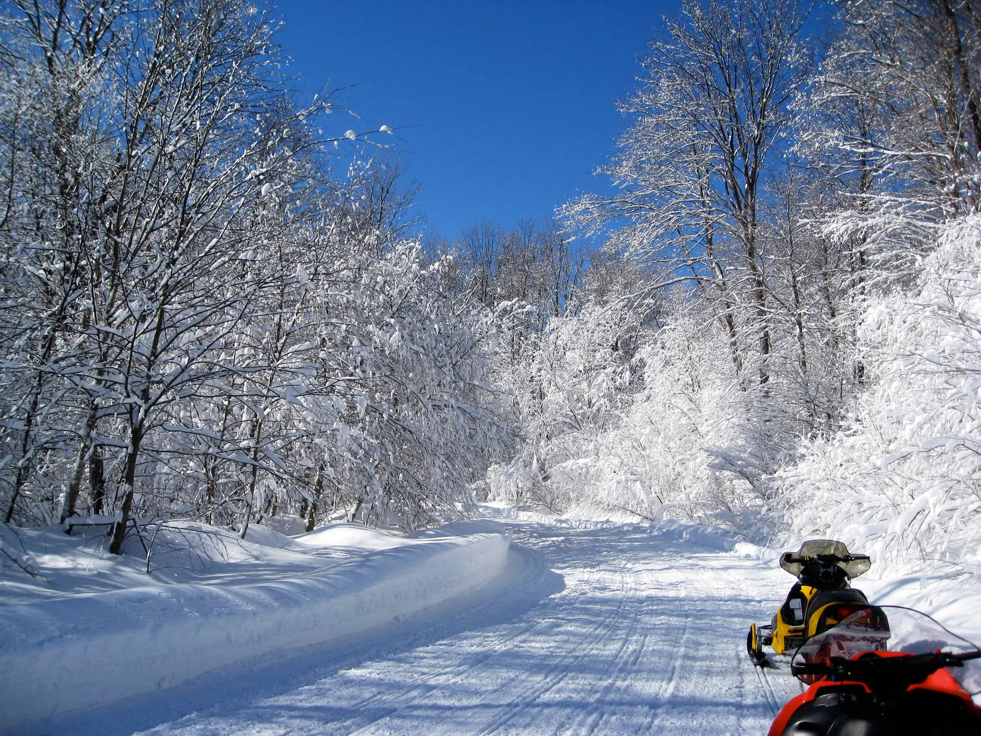 Snowmobile-Friendly | Winter Lake Cabin Retreat