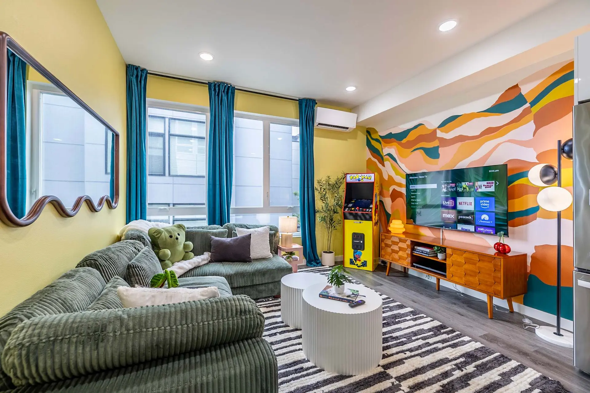 Movie Theatre | Rooftop | King Bed | Arcade | BBQ