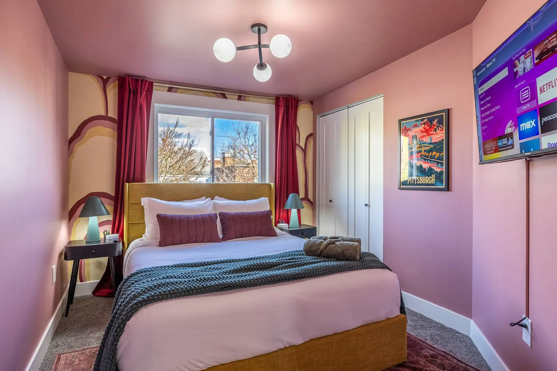 Hot Tub | Arcade | King Bed | Free Parking
