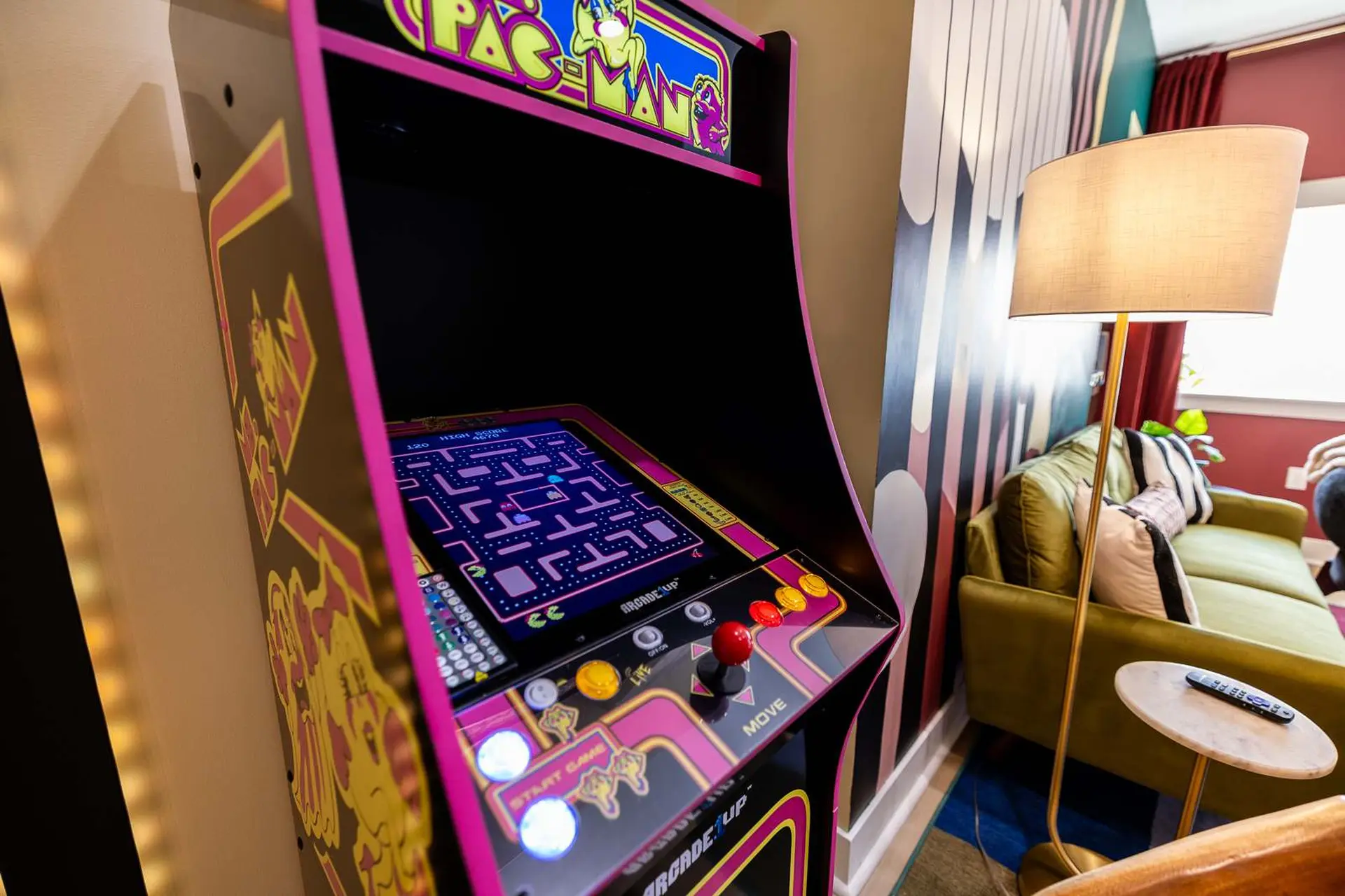Hot Tub | Arcade | King Bed | Free Parking