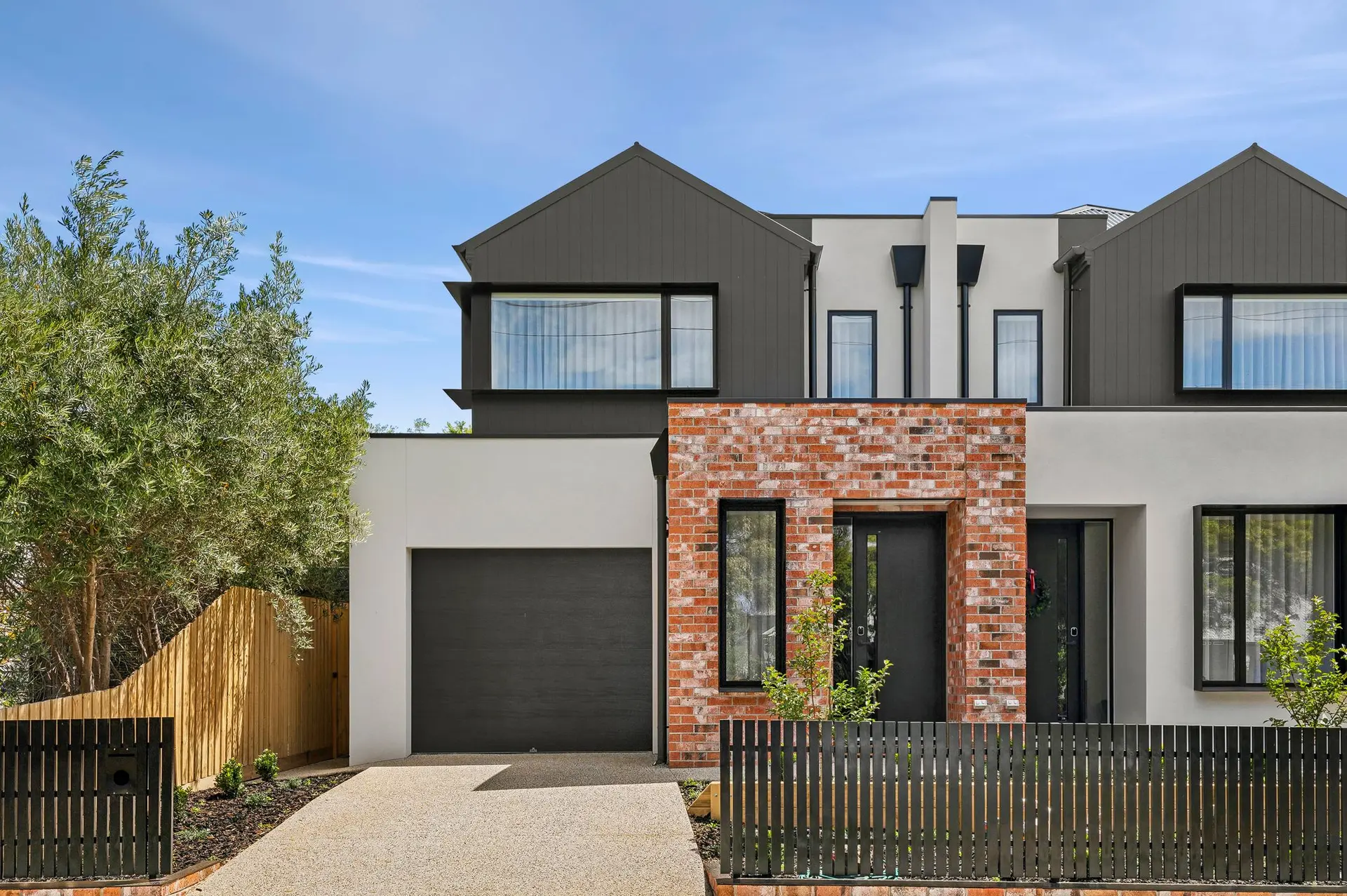 St Helens I Stunning Family Townhouse in Geelong