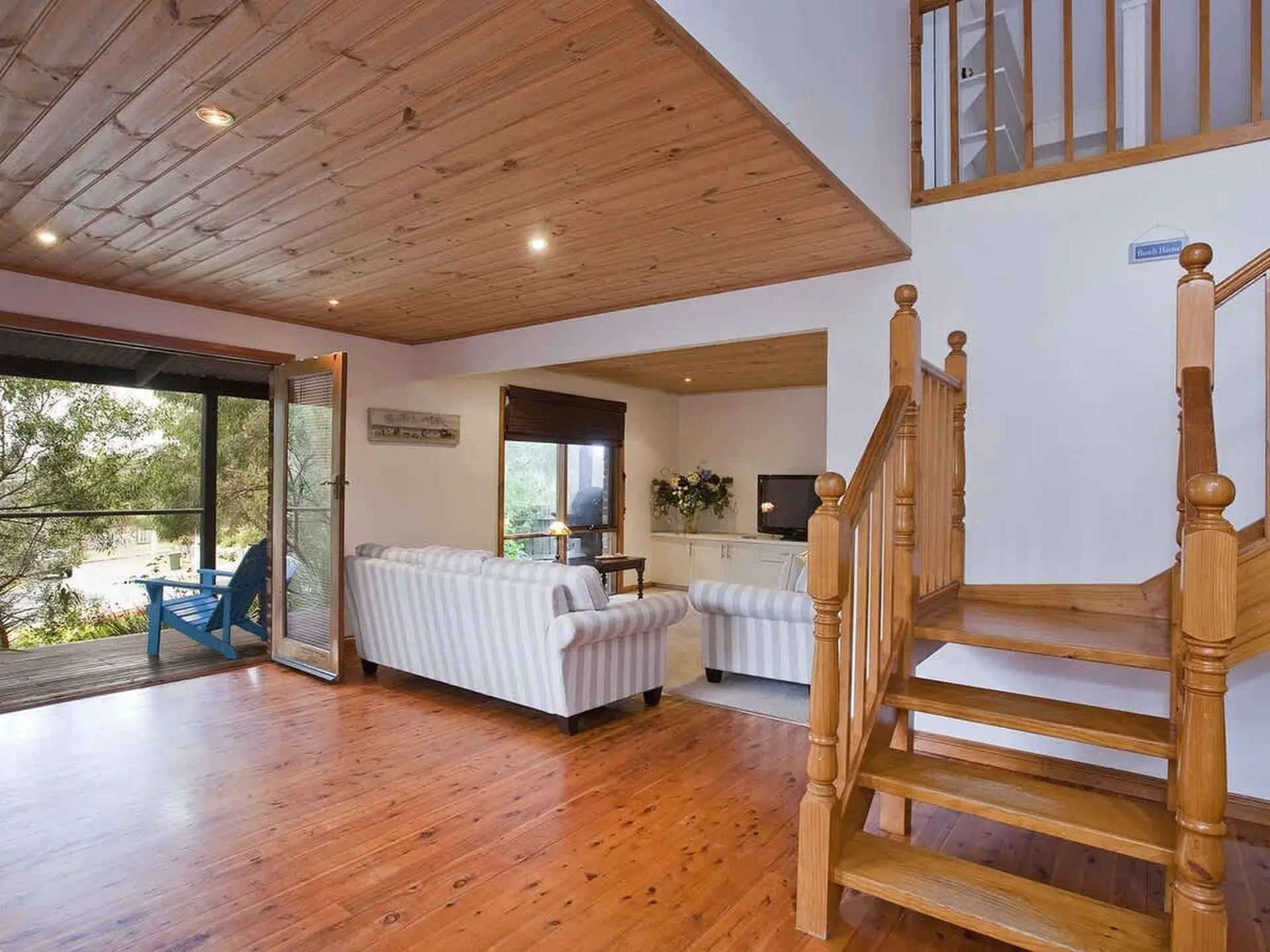 Vernon Hideaway I Pet Friendly I Walk to beach