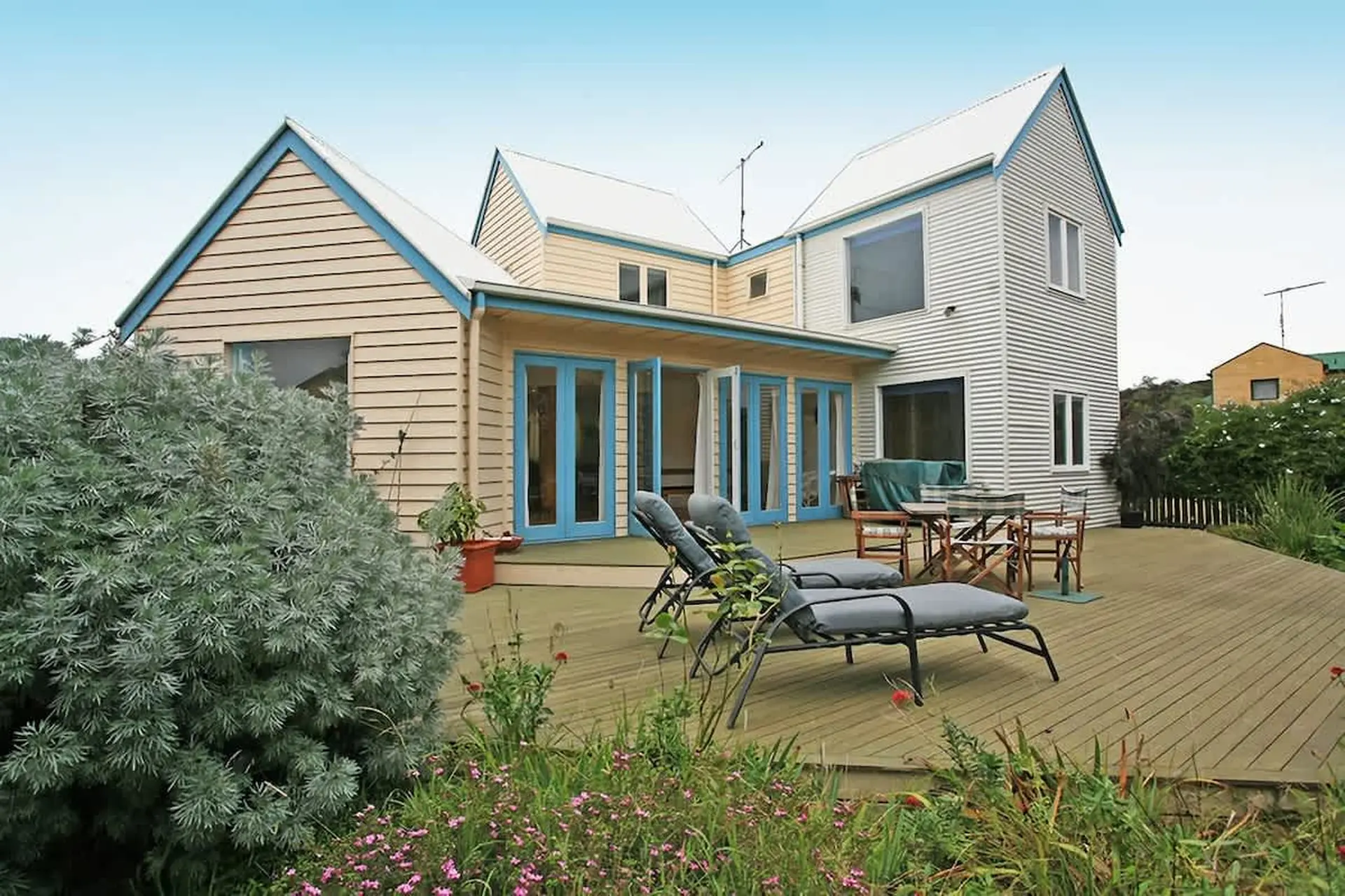 Coastal Hideaway I Pet Friendly I Walk to Shops