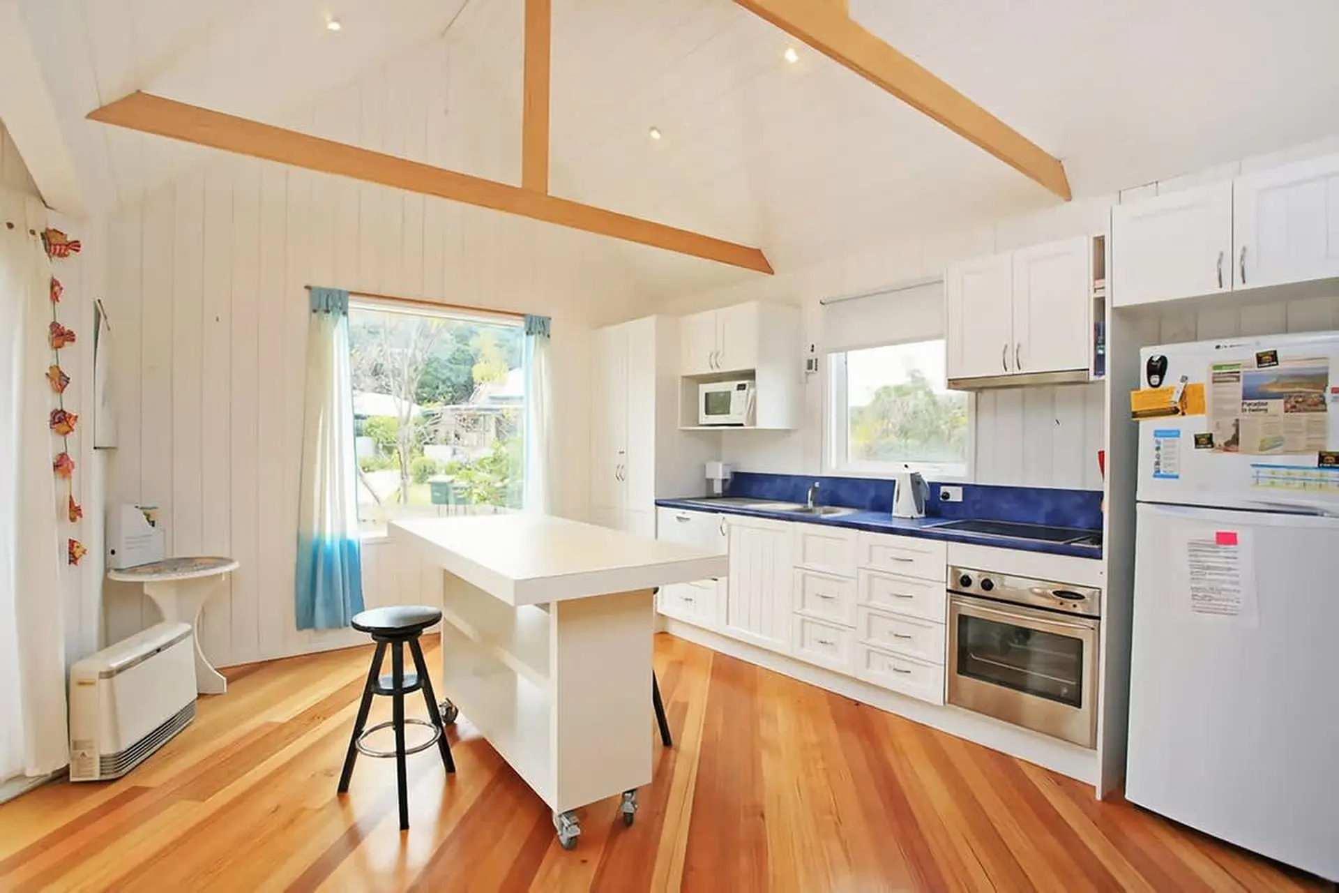 Coastal Hideaway I Pet Friendly I Walk to Shops