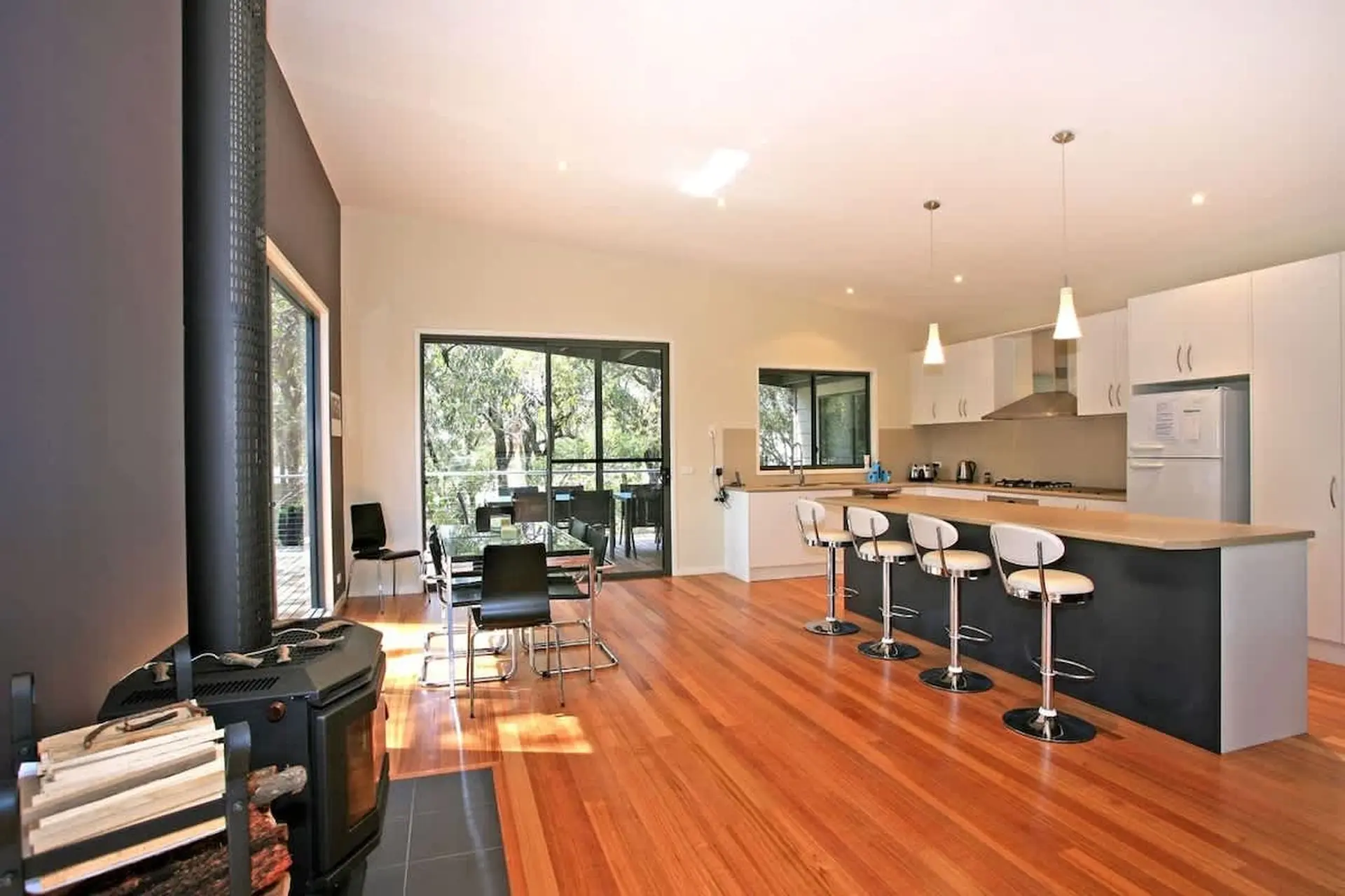 Seaside Delight I Walk to Beach I 2 Living Rooms