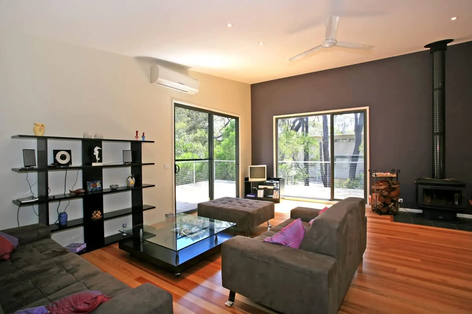 Seaside Delight I Walk to Beach I 2 Living Rooms