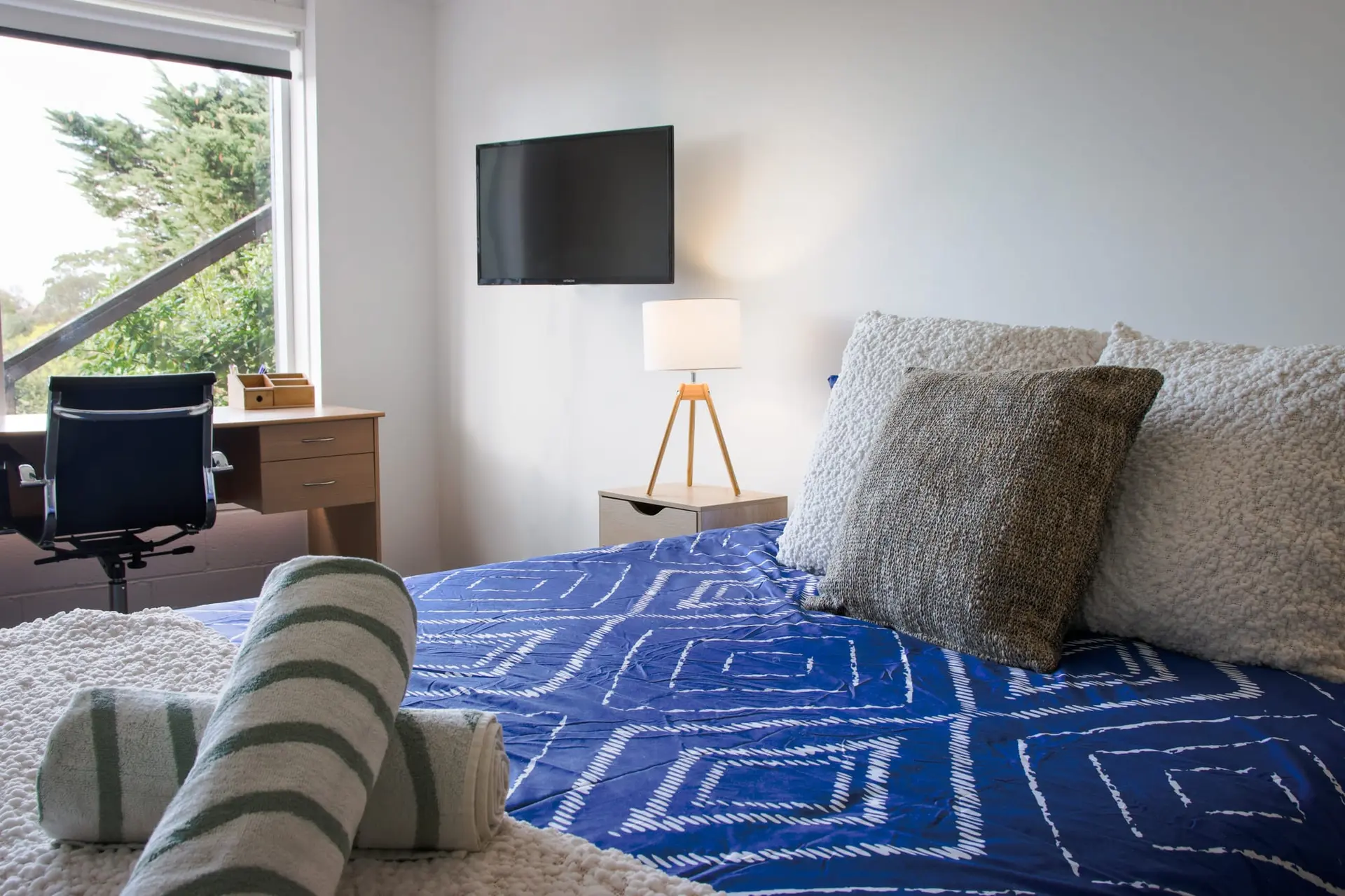 Bee at Scenic I 2 BR Apartment near Geelong CBD