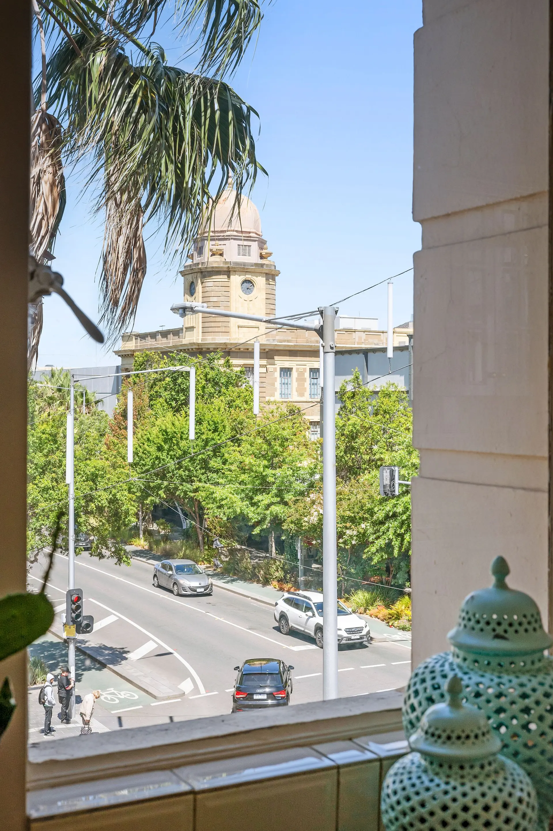Malop St 2BR Sub Penthouse w View in Geelong CBD