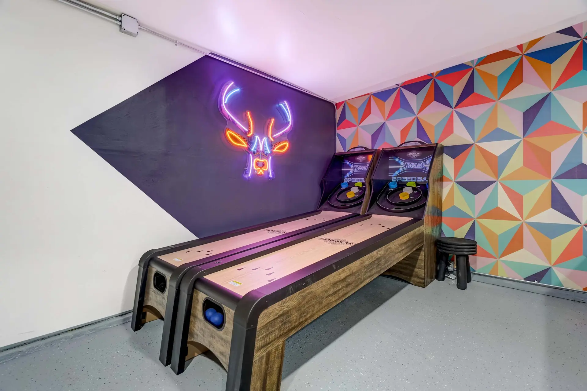 Pikes Estate! Holiday Home w Game Room! Sleeps 24!